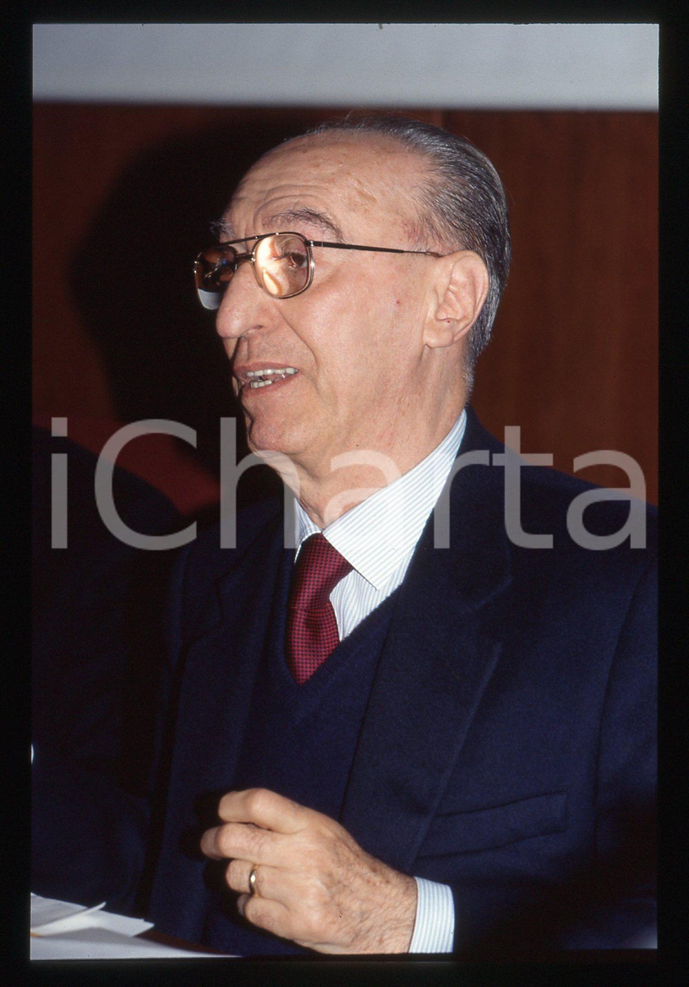 35mm vintage slide* 1990 ca MILANO Vito SCALIA al Centro Congressi CARIPLO (4)  Diapositiva d'epoca, in formato 35 mm.CONDIZIONI: GOOD  Tutti i diritti riservati.E' severamente vietata la riproduzione. ICharta mette in vendita, sul negozio eBay e in esclusiva sul sito "icharta" il proprio archivio composto da numerose diapositive e negativi fotografici d'epoca, tutti originali e autentici, che attraversano la storia del costume italiano tra gli la fine degli anni Sessanta e Novanta.Si tratta di uno sguardo inedito sull'attualit&agrave;, la politica, la vita quotidiana, il gossip e la cultura, che fotografa il cambiamento della nazione in quest'ultimo scorcio del XX secolo. Un'occasione unica per il mercato del collezionismo, che vede finalmente disponibile un archivio eccezionale per vastit&agrave;, tematiche e condizioni, in un settore (il negativo fotografico e la diapositiva) di assoluta novit&agrave; e dalle interessanti prospettive di investimento.  originale e autentica 1
