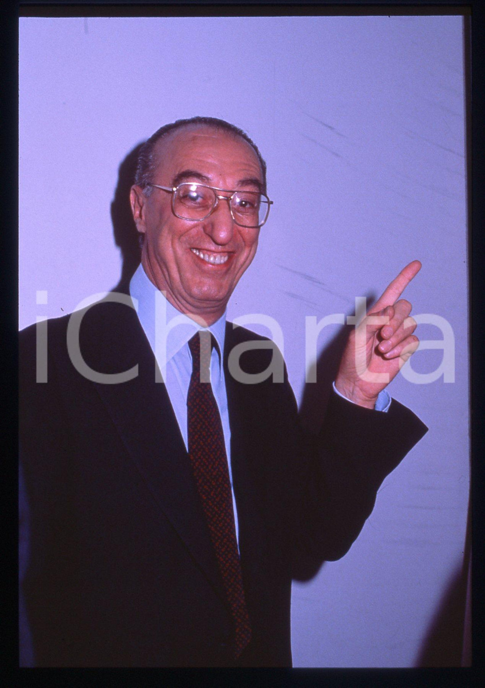35mm vintage slide* 1990 ca POLITICA Vito SCALIA Ritratto esponente DC - CISL 1  Diapositiva d'epoca, in formato 35 mm.CONDIZIONI: GOOD  Tutti i diritti riservati.E' severamente vietata la riproduzione. ICharta mette in vendita, sul negozio eBay e in esclusiva sul sito "icharta" il proprio archivio composto da numerose diapositive e negativi fotografici d'epoca, tutti originali e autentici, che attraversano la storia del costume italiano tra gli la fine degli anni Sessanta e Novanta.Si tratta di uno sguardo inedito sull'attualit&agrave;, la politica, la vita quotidiana, il gossip e la cultura, che fotografa il cambiamento della nazione in quest'ultimo scorcio del XX secolo. Un'occasione unica per il mercato del collezionismo, che vede finalmente disponibile un archivio eccezionale per vastit&agrave;, tematiche e condizioni, in un settore (il negativo fotografico e la diapositiva) di assoluta novit&agrave; e dalle interessanti prospettive di investimento.  originale e autentica 1