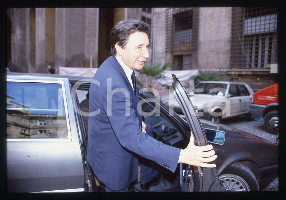 35mm vintage slide* 1990 ca ROMA Carlo FRACANZANI Ritratto del politico DC (4)  Diapositiva d'epoca, in formato 35 mm.CONDIZIONI: GOOD  Tutti i diritti riservati.E' severamente vietata la riproduzione. ICharta mette in vendita, sul negozio eBay e in esclusiva sul sito "icharta" il proprio archivio composto da numerose diapositive e negativi fotografici d'epoca, tutti originali e autentici, che attraversano la storia del costume italiano tra gli la fine degli anni Sessanta e Novanta.Si tratta di uno sguardo inedito sull'attualit&agrave;, la politica, la vita quotidiana, il gossip e la cultura, che fotografa il cambiamento della nazione in quest'ultimo scorcio del XX secolo. Un'occasione unica per il mercato del collezionismo, che vede finalmente disponibile un archivio eccezionale per vastit&agrave;, tematiche e condizioni, in un settore (il negativo fotografico e la diapositiva) di assoluta novit&agrave; e dalle interessanti prospettive di investimento.  originale e autentica 1