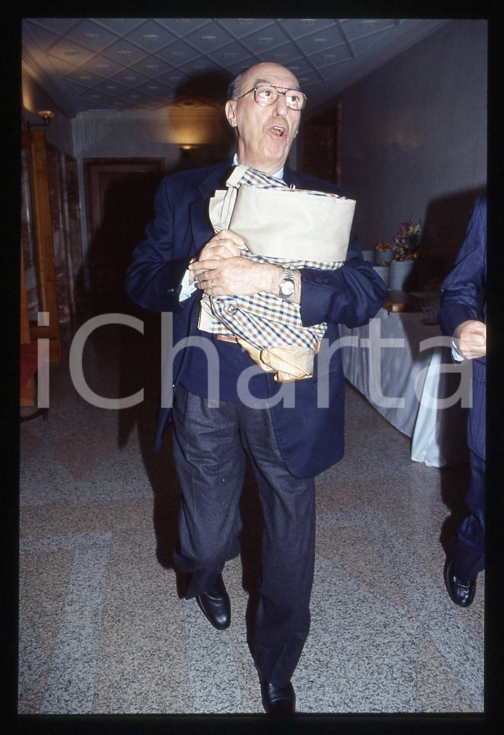 35mm vintage slide* 1990 ca MILANO Vito SCALIA al Centro Congressi CARIPLO (1)  Diapositiva d'epoca, in formato 35 mm.CONDIZIONI: GOOD  Tutti i diritti riservati.E' severamente vietata la riproduzione. ICharta mette in vendita, sul negozio eBay e in esclusiva sul sito "icharta" il proprio archivio composto da numerose diapositive e negativi fotografici d'epoca, tutti originali e autentici, che attraversano la storia del costume italiano tra gli la fine degli anni Sessanta e Novanta.Si tratta di uno sguardo inedito sull'attualit&agrave;, la politica, la vita quotidiana, il gossip e la cultura, che fotografa il cambiamento della nazione in quest'ultimo scorcio del XX secolo. Un'occasione unica per il mercato del collezionismo, che vede finalmente disponibile un archivio eccezionale per vastit&agrave;, tematiche e condizioni, in un settore (il negativo fotografico e la diapositiva) di assoluta novit&agrave; e dalle interessanti prospettive di investimento.  originale e autentica 1
