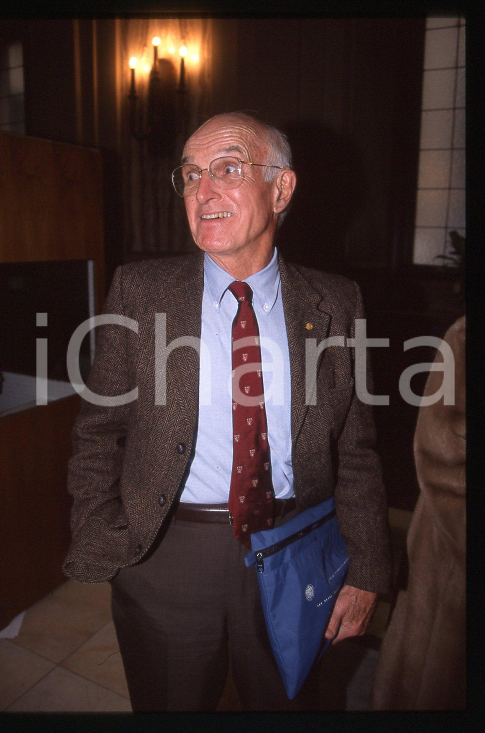 35mm vintage slide* 1997 MILANO Joseph MURRAY al convegno "DIECI NOBEL" (5)  Diapositiva d'epoca, in formato 35 mm.La diapositiva illustra Joseph Murray presente al convegno "Dieci Nobel per il Futuro", svoltosi nel dicembre 1997 a Milano, presso il Centro congressi Fondazione Cariplo. CONDIZIONI: GOOD  Tutti i diritti riservati.E' severamente vietata la riproduzione. ICharta mette in vendita, sul negozio eBay e in esclusiva sul sito "icharta" il proprio archivio composto da numerose diapositive e negativi fotografici d'epoca, tutti originali e autentici, che attraversano la storia del costume italiano tra gli la fine degli anni Sessanta e Novanta.Si tratta di uno sguardo inedito sull'attualit&agrave;, la politica, la vita quotidiana, il gossip e la cultura, che fotografa il cambiamento della nazione in quest'ultimo scorcio del XX secolo. Un'occasione unica per il mercato del collezionismo, che vede finalmente disponibile un archivio eccezionale per vastit&agrave;, tematiche e condizioni, in un settore (il negativo fotografico e la diapositiva) di assoluta novit&agrave; e dalle interessanti prospettive di investimento.  originale e autentica 1