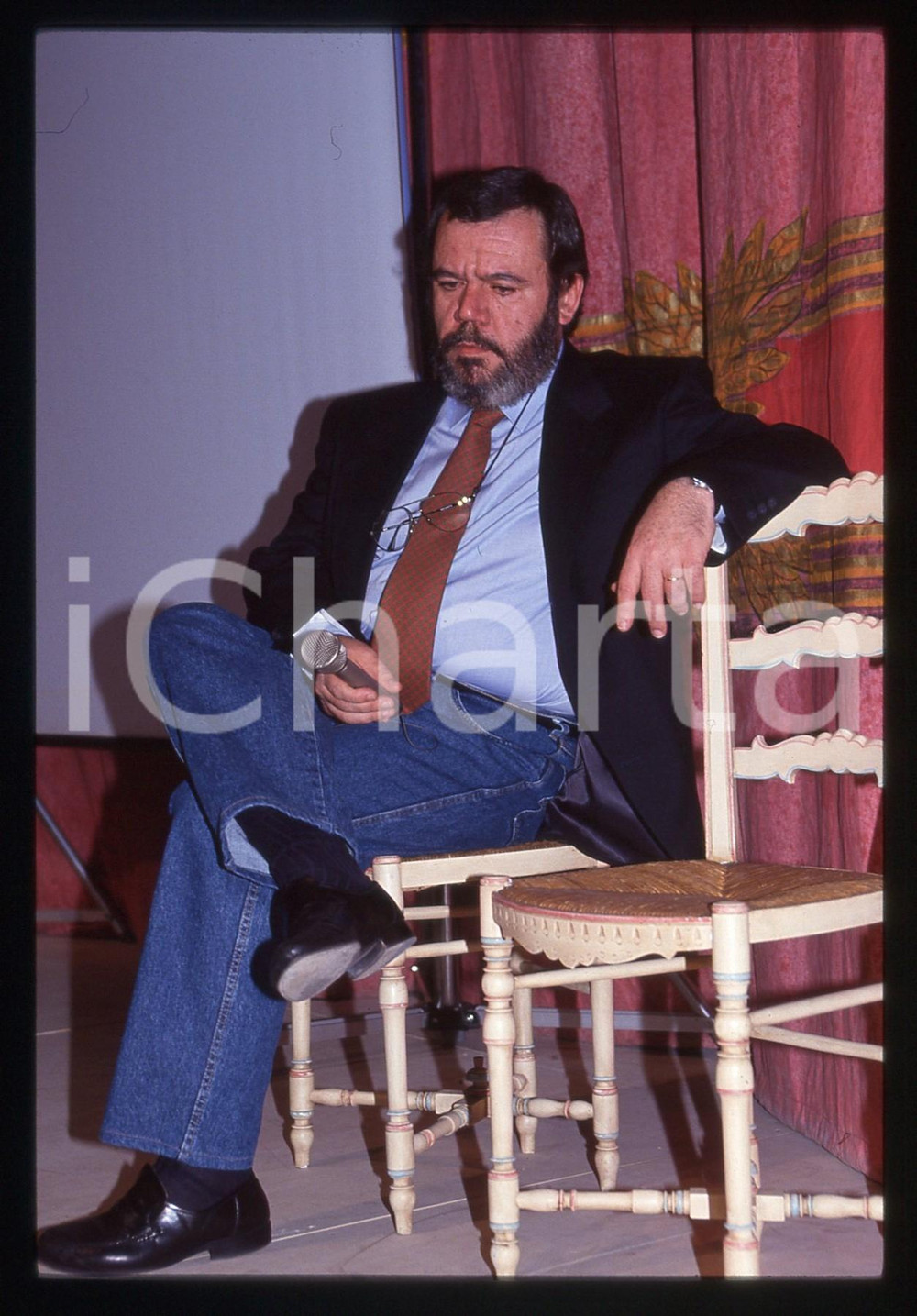 35mm vintage slide* 1990ca COSTUME Gianni MURA Ritratto del giornalista 1  Diapositiva d'epoca, in formato 35 mm. CONDIZIONI: GOOD  Tutti i diritti riservati.E' severamente vietata la riproduzione. ICharta mette in vendita, sul negozio eBay e in esclusiva sul sito "icharta" il proprio archivio composto da numerose diapositive e negativi fotografici d'epoca, tutti originali e autentici, che attraversano la storia del costume italiano tra gli la fine degli anni Sessanta e Novanta.Si tratta di uno sguardo inedito sull'attualit&agrave;, la politica, la vita quotidiana, il gossip e la cultura, che fotografa il cambiamento della nazione in quest'ultimo scorcio del XX secolo. Un'occasione unica per il mercato del collezionismo, che vede finalmente disponibile un archivio eccezionale per vastit&agrave;, tematiche e condizioni, in un settore (il negativo fotografico e la diapositiva) di assoluta novit&agrave; e dalle interessanti prospettive di investimento.  originale e autentica 1