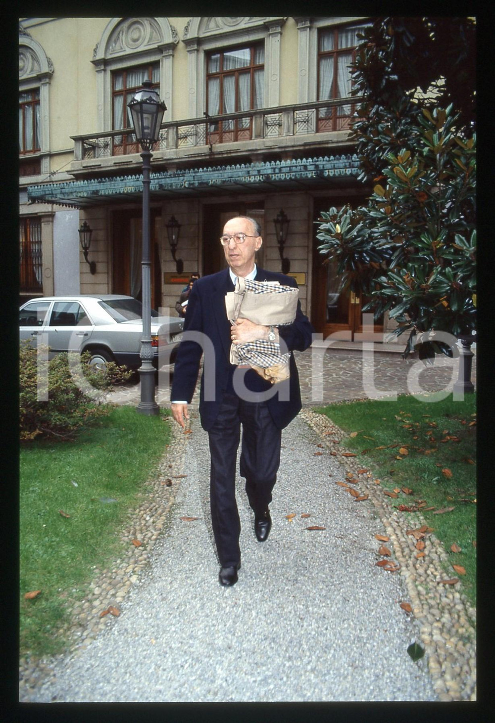 35mm vintage slide* 1990 ca MILANO Vito SCALIA al Centro Congressi CARIPLO (2)  Diapositiva d'epoca, in formato 35 mm.CONDIZIONI: GOOD  Tutti i diritti riservati.E' severamente vietata la riproduzione. ICharta mette in vendita, sul negozio eBay e in esclusiva sul sito "icharta" il proprio archivio composto da numerose diapositive e negativi fotografici d'epoca, tutti originali e autentici, che attraversano la storia del costume italiano tra gli la fine degli anni Sessanta e Novanta.Si tratta di uno sguardo inedito sull'attualit&agrave;, la politica, la vita quotidiana, il gossip e la cultura, che fotografa il cambiamento della nazione in quest'ultimo scorcio del XX secolo. Un'occasione unica per il mercato del collezionismo, che vede finalmente disponibile un archivio eccezionale per vastit&agrave;, tematiche e condizioni, in un settore (il negativo fotografico e la diapositiva) di assoluta novit&agrave; e dalle interessanti prospettive di investimento.  originale e autentica 1