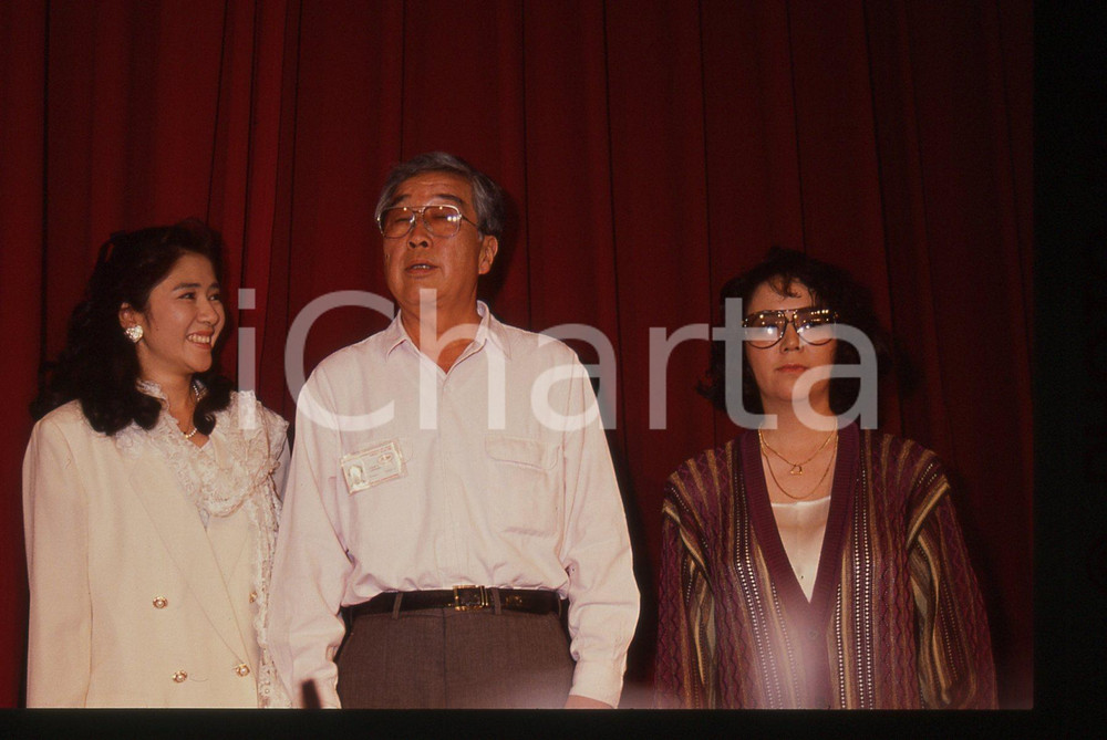 35mm vintage slide* 1989 CANNES Yoshiko TANAKA Shohei IMAMURA al Festival (1)  Diapositiva d'epoca, in formato 35 mm. CONDIZIONI: GOOD  Tutti i diritti riservati.E' severamente vietata la riproduzione. ICharta mette in vendita, sul negozio eBay e in esclusiva sul sito "icharta" il proprio archivio composto da numerose diapositive e negativi fotografici d'epoca, tutti originali e autentici, che attraversano la storia del costume italiano tra gli la fine degli anni Sessanta e Novanta.Si tratta di uno sguardo inedito sull'attualit&agrave;, la politica, la vita quotidiana, il gossip e la cultura, che fotografa il cambiamento della nazione in quest'ultimo scorcio del XX secolo. Un'occasione unica per il mercato del collezionismo, che vede finalmente disponibile un archivio eccezionale per vastit&agrave;, tematiche e condizioni, in un settore (il negativo fotografico e la diapositiva) di assoluta novit&agrave; e dalle interessanti prospettive di investimento.  originale e autentica 1