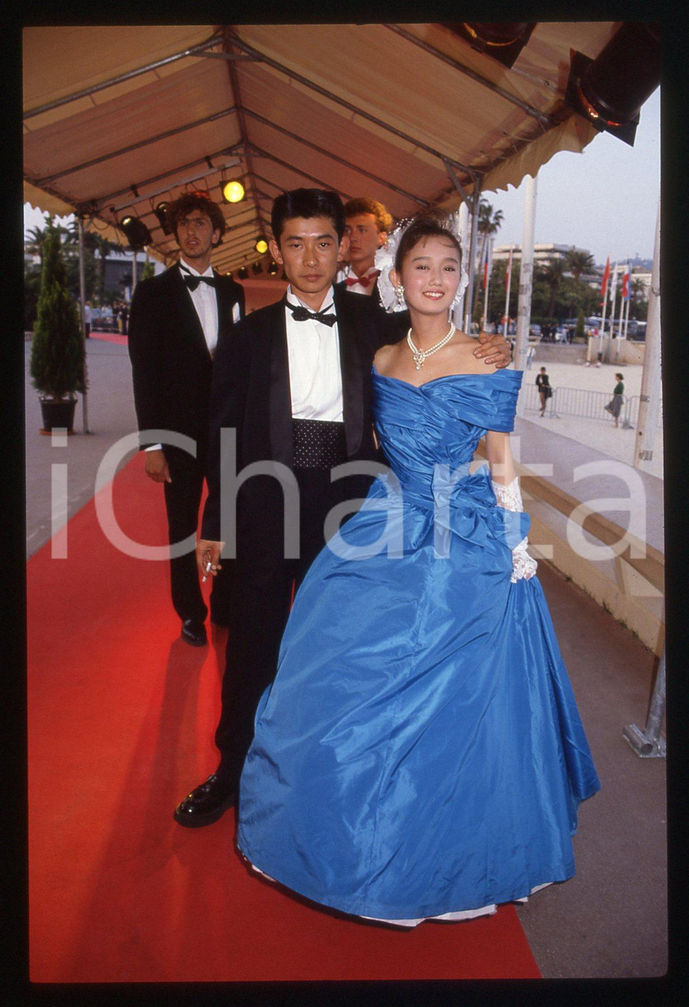 35mm vintage slide* 1989 CANNES Yoshiko TANAKA Arrivo al FESTIVAL DEL CINEMA 1  Diapositiva d'epoca, in formato 35 mm. CONDIZIONI: GOOD  Tutti i diritti riservati.E' severamente vietata la riproduzione. ICharta mette in vendita, sul negozio eBay e in esclusiva sul sito "icharta" il proprio archivio composto da numerose diapositive e negativi fotografici d'epoca, tutti originali e autentici, che attraversano la storia del costume italiano tra gli la fine degli anni Sessanta e Novanta.Si tratta di uno sguardo inedito sull'attualit&agrave;, la politica, la vita quotidiana, il gossip e la cultura, che fotografa il cambiamento della nazione in quest'ultimo scorcio del XX secolo. Un'occasione unica per il mercato del collezionismo, che vede finalmente disponibile un archivio eccezionale per vastit&agrave;, tematiche e condizioni, in un settore (il negativo fotografico e la diapositiva) di assoluta novit&agrave; e dalle interessanti prospettive di investimento.  originale e autentica 1