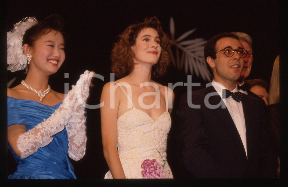 35mm vintage slide* 1989 CANNES Giuseppe TORNATORE Sean YOUNG Yoshiko TANAKA  Diapositiva d'epoca, in formato 35 mm. CONDIZIONI: GOOD  Tutti i diritti riservati.E' severamente vietata la riproduzione. ICharta mette in vendita, sul negozio eBay e in esclusiva sul sito "icharta" il proprio archivio composto da numerose diapositive e negativi fotografici d'epoca, tutti originali e autentici, che attraversano la storia del costume italiano tra gli la fine degli anni Sessanta e Novanta.Si tratta di uno sguardo inedito sull'attualit&agrave;, la politica, la vita quotidiana, il gossip e la cultura, che fotografa il cambiamento della nazione in quest'ultimo scorcio del XX secolo. Un'occasione unica per il mercato del collezionismo, che vede finalmente disponibile un archivio eccezionale per vastit&agrave;, tematiche e condizioni, in un settore (il negativo fotografico e la diapositiva) di assoluta novit&agrave; e dalle interessanti prospettive di investimento.  originale e autentica 1