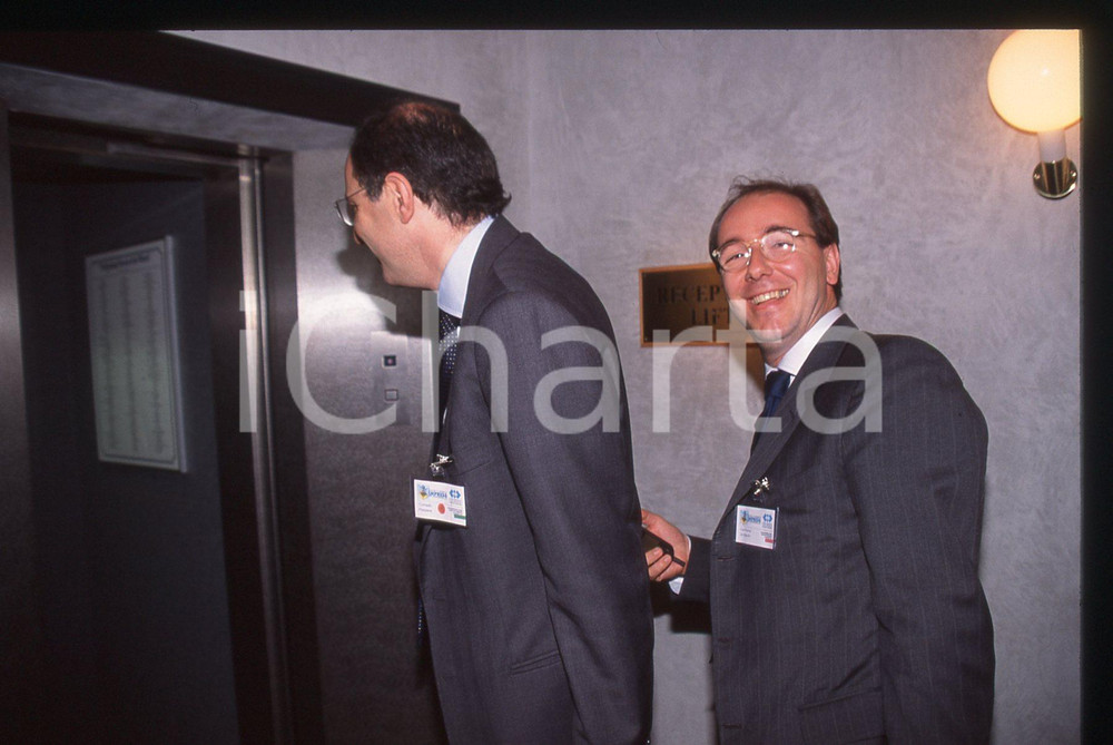 35mm vintage slide* 2000ca POSTE ITALIANE Corrado PASSERA Gianfranco DE MARCHI 2  Diapositiva d'epoca, in formato 35 mm. CONDIZIONI: GOOD  Tutti i diritti riservati.E' severamente vietata la riproduzione. ICharta mette in vendita, sul negozio eBay e in esclusiva sul sito "icharta" il proprio archivio composto da numerose diapositive e negativi fotografici d'epoca, tutti originali e autentici, che attraversano la storia del costume italiano tra gli la fine degli anni Sessanta e Novanta.Si tratta di uno sguardo inedito sull'attualit&agrave;, la politica, la vita quotidiana, il gossip e la cultura, che fotografa il cambiamento della nazione in quest'ultimo scorcio del XX secolo. Un'occasione unica per il mercato del collezionismo, che vede finalmente disponibile un archivio eccezionale per vastit&agrave;, tematiche e condizioni, in un settore (il negativo fotografico e la diapositiva) di assoluta novit&agrave; e dalle interessanti prospettive di investimento.  originale e autentica 1