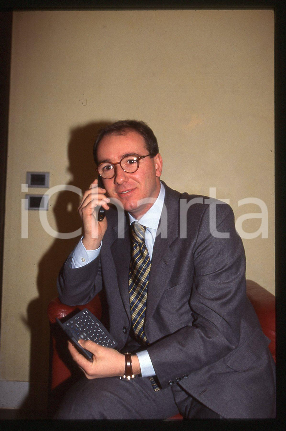 35mm vintage slide* 2000 ca ITALIA Gianfranco DE MARCHI al cellulare Ritratto 1  Diapositiva d'epoca, in formato 35 mm. CONDIZIONI: GOOD  Tutti i diritti riservati.E' severamente vietata la riproduzione. ICharta mette in vendita, sul negozio eBay e in esclusiva sul sito "icharta" il proprio archivio composto da numerose diapositive e negativi fotografici d'epoca, tutti originali e autentici, che attraversano la storia del costume italiano tra gli la fine degli anni Sessanta e Novanta.Si tratta di uno sguardo inedito sull'attualit&agrave;, la politica, la vita quotidiana, il gossip e la cultura, che fotografa il cambiamento della nazione in quest'ultimo scorcio del XX secolo. Un'occasione unica per il mercato del collezionismo, che vede finalmente disponibile un archivio eccezionale per vastit&agrave;, tematiche e condizioni, in un settore (il negativo fotografico e la diapositiva) di assoluta novit&agrave; e dalle interessanti prospettive di investimento.  originale e autentica 1