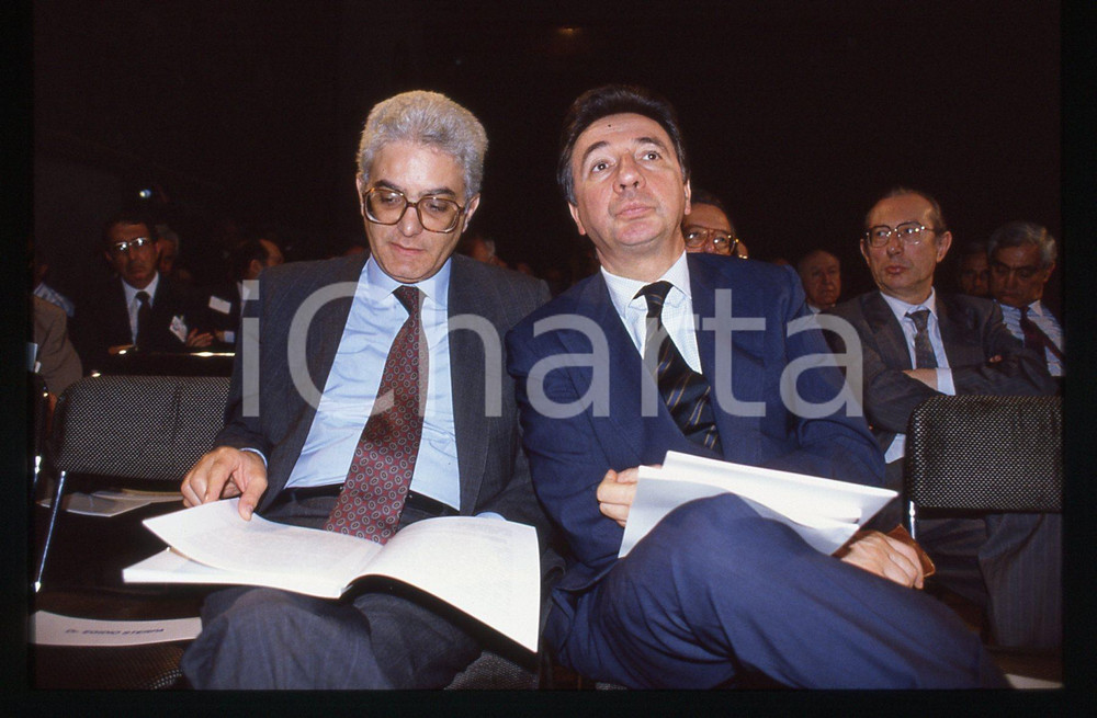 35mm vintage slide* 1990 ca ROMA Sergio MATTARELLA Carlo FRACANZANI DC (1)  Diapositiva d'epoca, in formato 35 mm.CONDIZIONI: GOOD  Tutti i diritti riservati.E' severamente vietata la riproduzione. ICharta mette in vendita, sul negozio eBay e in esclusiva sul sito "icharta" il proprio archivio composto da numerose diapositive e negativi fotografici d'epoca, tutti originali e autentici, che attraversano la storia del costume italiano tra gli la fine degli anni Sessanta e Novanta.Si tratta di uno sguardo inedito sull'attualit&agrave;, la politica, la vita quotidiana, il gossip e la cultura, che fotografa il cambiamento della nazione in quest'ultimo scorcio del XX secolo. Un'occasione unica per il mercato del collezionismo, che vede finalmente disponibile un archivio eccezionale per vastit&agrave;, tematiche e condizioni, in un settore (il negativo fotografico e la diapositiva) di assoluta novit&agrave; e dalle interessanti prospettive di investimento.  originale e autentica 1