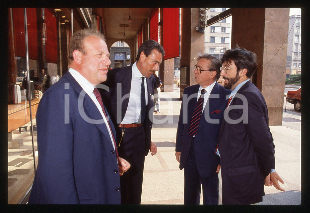 35mm vintage slide* 1990ca MILANO Carlo VISCO GILARDI Ernesto GALLI DELLA LOGGIA  Diapositiva d'epoca, in formato 35 mm.Nella diapositiva compaiono Carlo Visco Gilardi, Ernesto Galli della Loggia e Franco De Angelis.CONDIZIONI: GOOD  Tutti i diritti riservati.E' severamente vietata la riproduzione. ICharta mette in vendita, sul negozio eBay e in esclusiva sul sito "icharta" il proprio archivio composto da numerose diapositive e negativi fotografici d'epoca, tutti originali e autentici, che attraversano la storia del costume italiano tra gli la fine degli anni Sessanta e Novanta.Si tratta di uno sguardo inedito sull'attualit&agrave;, la politica, la vita quotidiana, il gossip e la cultura, che fotografa il cambiamento della nazione in quest'ultimo scorcio del XX secolo. Un'occasione unica per il mercato del collezionismo, che vede finalmente disponibile un archivio eccezionale per vastit&agrave;, tematiche e condizioni, in un settore (il negativo fotografico e la diapositiva) di assoluta novit&agrave; e dalle interessanti prospettive di investimento.  originale e autentica 1