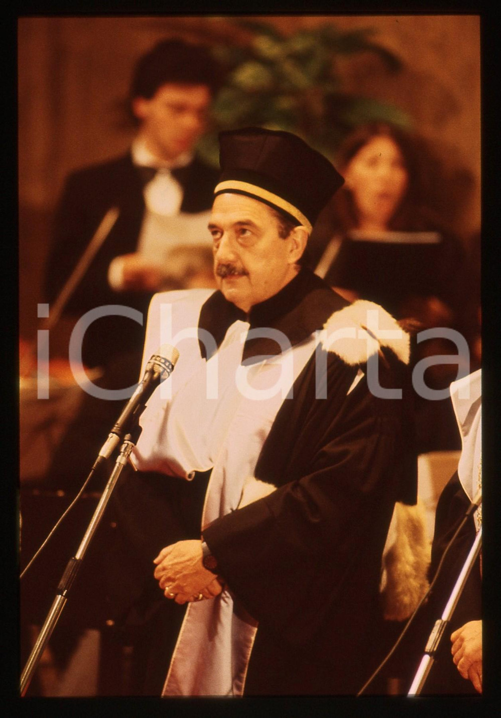 35mm vintage slide* 1988 UNIVERSITA' BOLOGNA Raul Ricardo ALFONSIN Ritratto 19  Diapositiva d'epoca, in formato 35 mm. La diapositiva ritrae il presidente argentino Raul Ricardo Alfonsin, insignito della laurea honoris causa in giurisprudenza dall'Universit&agrave; di Bologna il 22 novembre 1988.CONDIZIONI: GOOD  Tutti i diritti riservati.E' severamente vietata la riproduzione. ICharta mette in vendita, sul negozio eBay e in esclusiva sul sito "icharta" il proprio archivio composto da numerose diapositive e negativi fotografici d'epoca, tutti originali e autentici, che attraversano la storia del costume italiano tra gli la fine degli anni Sessanta e Novanta.Si tratta di uno sguardo inedito sull'attualit&agrave;, la politica, la vita quotidiana, il gossip e la cultura, che fotografa il cambiamento della nazione in quest'ultimo scorcio del XX secolo. Un'occasione unica per il mercato del collezionismo, che vede finalmente disponibile un archivio eccezionale per vastit&agrave;, tematiche e condizioni, in un settore (il negativo fotografico e la diapositiva) di assoluta novit&agrave; e dalle interessanti prospettive di investimento.  originale e autentica 1