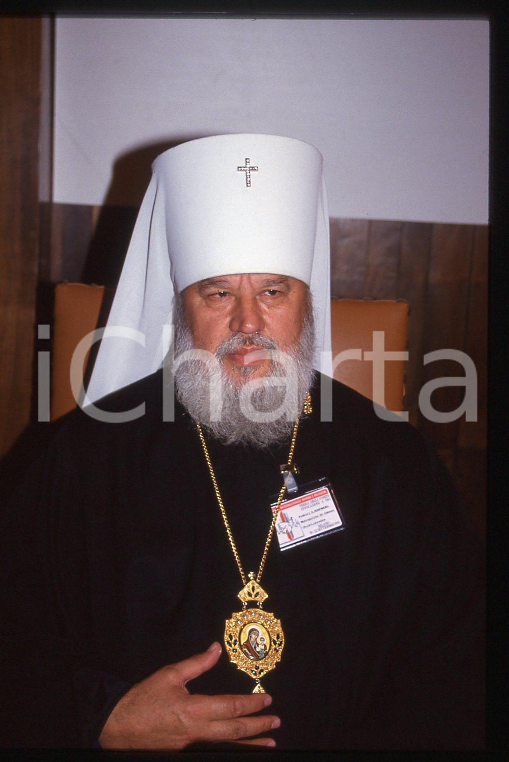 35mm vintage slide* 1993 MILANO Metropolita AGAFANGEL al Meeting per la Pace 5  Diapositiva d'epoca, in formato 35 mm. Nella diapositiva compare il metropolita di Odessa Aleksij Savvin Agafangel, ospite del VII Meeting Internazionale Interreligioso per la Pace dal titolo "Terra degli uomini, invocazioni a Dio", organizzato dalla Comunit&agrave; di Sant'Egidio e svoltosi tra il 19 e il 22 settembre 1993 a Milano.CONDIZIONI: GOOD  Tutti i diritti riservati.E' severamente vietata la riproduzione. ICharta mette in vendita, sul negozio eBay e in esclusiva sul sito "icharta" il proprio archivio composto da numerose diapositive e negativi fotografici d'epoca, tutti originali e autentici, che attraversano la storia del costume italiano tra gli la fine degli anni Sessanta e Novanta.Si tratta di uno sguardo inedito sull'attualit&agrave;, la politica, la vita quotidiana, il gossip e la cultura, che fotografa il cambiamento della nazione in quest'ultimo scorcio del XX secolo. Un'occasione unica per il mercato del collezionismo, che vede finalmente disponibile un archivio eccezionale per vastit&agrave;, tematiche e condizioni, in un settore (il negativo fotografico e la diapositiva) di assoluta novit&agrave; e dalle interessanti prospettive di investimento.  originale e autentica 1