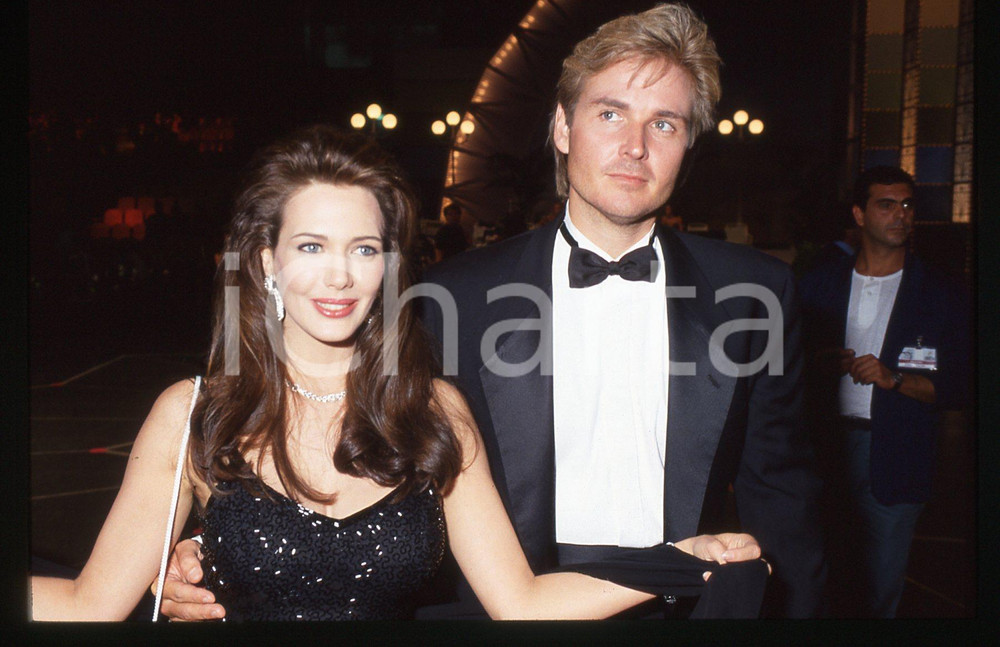 35mm vintage slide* 1993 SALSOMAGGIORE TERME Hunter TYLO Jeff TRACHTA Ritratto 1  Diapositiva d'epoca, in formato 35 mm.Nella diapositiva compaiono Hunter Tylo e Jeff Trachta, in occasione della cinquantaquattresima edizione del concorso "Miss Italia", svoltasi a Salsomaggiore Terme (PR).  CONDIZIONI: GOOD  Tutti i diritti riservati.E' severamente vietata la riproduzione. ICharta mette in vendita, sul negozio eBay e in esclusiva sul sito "icharta" il proprio archivio composto da numerose diapositive e negativi fotografici d'epoca, tutti originali e autentici, che attraversano la storia del costume italiano tra gli la fine degli anni Sessanta e Novanta.Si tratta di uno sguardo inedito sull'attualit&agrave;, la politica, la vita quotidiana, il gossip e la cultura, che fotografa il cambiamento della nazione in quest'ultimo scorcio del XX secolo. Un'occasione unica per il mercato del collezionismo, che vede finalmente disponibile un archivio eccezionale per vastit&agrave;, tematiche e condizioni, in un settore (il negativo fotografico e la diapositiva) di assoluta novit&agrave; e dalle interessanti prospettive di investimento.  originale e autentica 1
