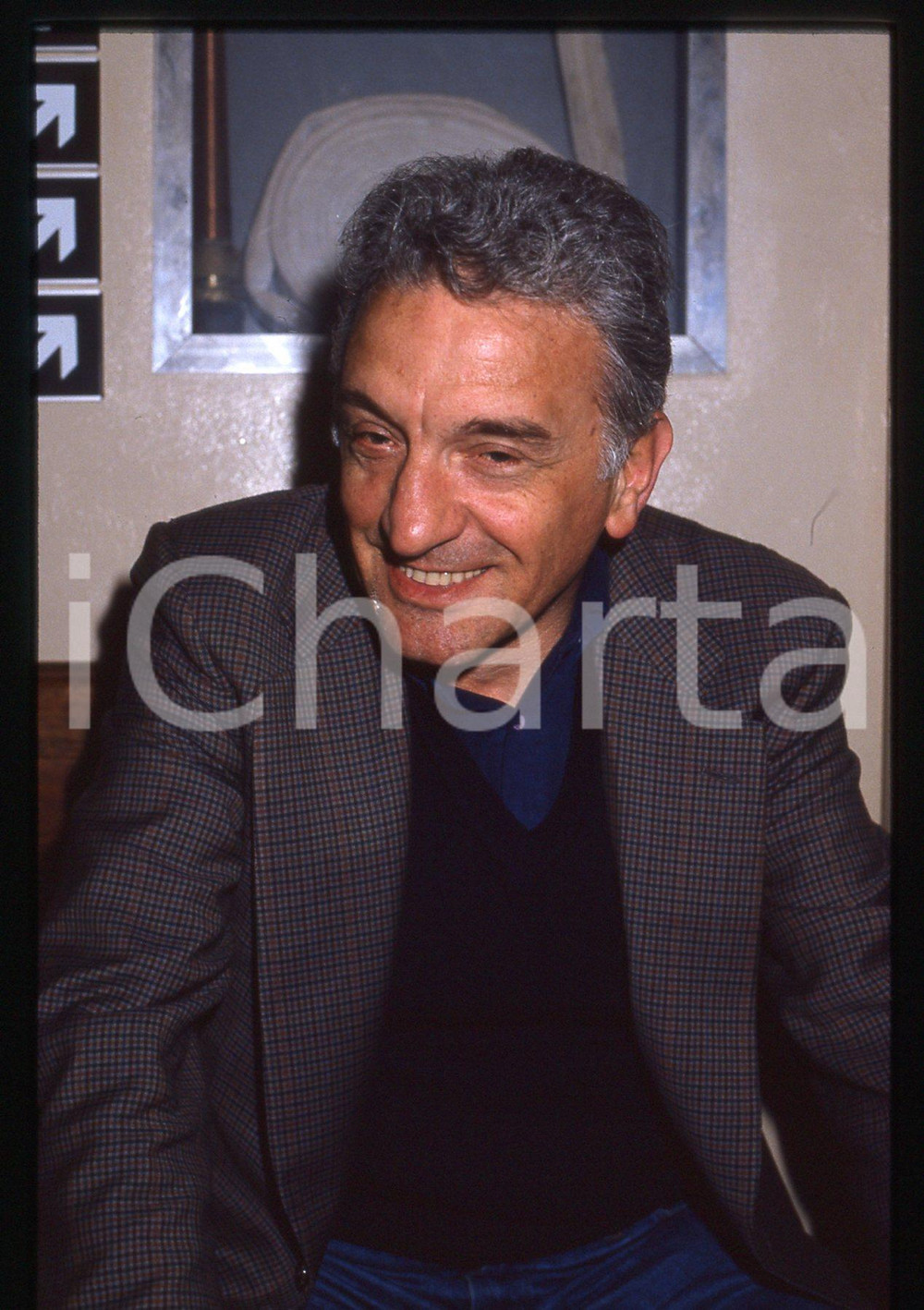 35mm vintage slide* 1985 ca COSTUME Marco NOZZA Ritratto del giornalista (1)  Diapositiva d'epoca, in formato 35 mm. CONDIZIONI: GOOD (lieve segno superficiale nella parte destra) Tutti i diritti riservati.E' severamente vietata la riproduzione. ICharta mette in vendita, sul negozio eBay e in esclusiva sul sito "icharta" il proprio archivio composto da numerose diapositive e negativi fotografici d'epoca, tutti originali e autentici, che attraversano la storia del costume italiano tra gli la fine degli anni Sessanta e Novanta.Si tratta di uno sguardo inedito sull'attualit&agrave;, la politica, la vita quotidiana, il gossip e la cultura, che fotografa il cambiamento della nazione in quest'ultimo scorcio del XX secolo. Un'occasione unica per il mercato del collezionismo, che vede finalmente disponibile un archivio eccezionale per vastit&agrave;, tematiche e condizioni, in un settore (il negativo fotografico e la diapositiva) di assoluta novit&agrave; e dalle interessanti prospettive di investimento.  originale e autentica 1