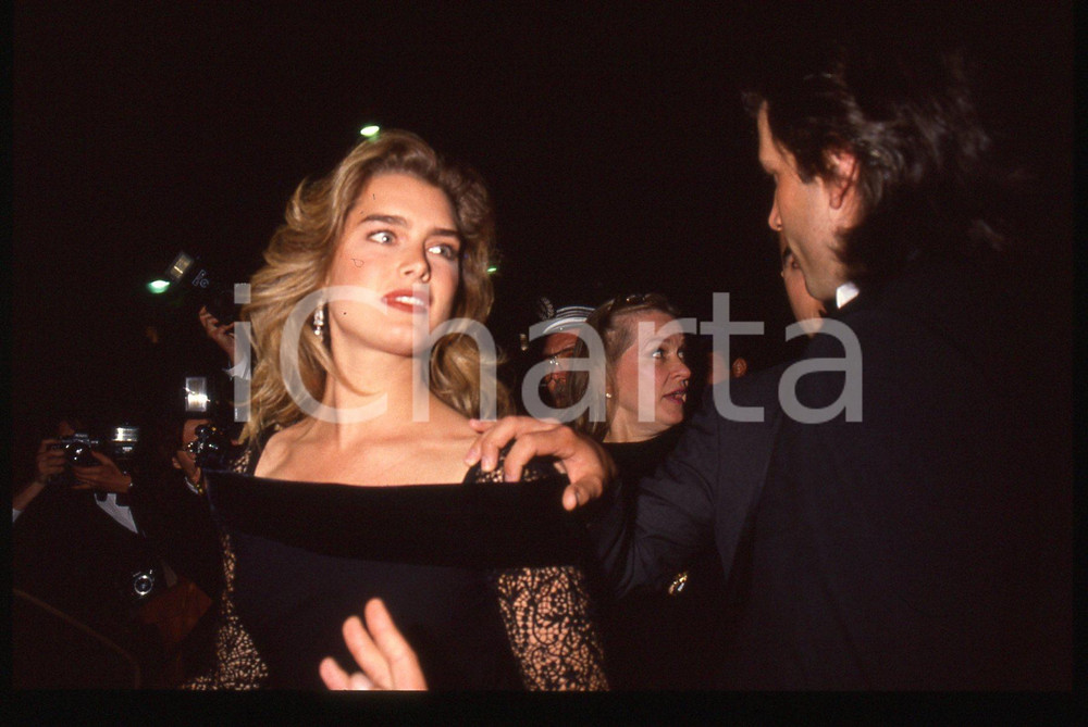 35mm vintage slide* 1990 CANNES Brooke SHIELDS al Festival del Cinema Ritratto 2  Diapositiva d'epoca, in formato 35 mm. CONDIZIONI: FAIR (segni superficiali nella parte centrale) Tutti i diritti riservati.E' severamente vietata la riproduzione. ICharta mette in vendita, sul negozio eBay e in esclusiva sul sito "icharta" il proprio archivio composto da numerose diapositive e negativi fotografici d'epoca, tutti originali e autentici, che attraversano la storia del costume italiano tra gli la fine degli anni Sessanta e Novanta.Si tratta di uno sguardo inedito sull'attualit&agrave;, la politica, la vita quotidiana, il gossip e la cultura, che fotografa il cambiamento della nazione in quest'ultimo scorcio del XX secolo. Un'occasione unica per il mercato del collezionismo, che vede finalmente disponibile un archivio eccezionale per vastit&agrave;, tematiche e condizioni, in un settore (il negativo fotografico e la diapositiva) di assoluta novit&agrave; e dalle interessanti prospettive di investimento.  originale e autentica 1