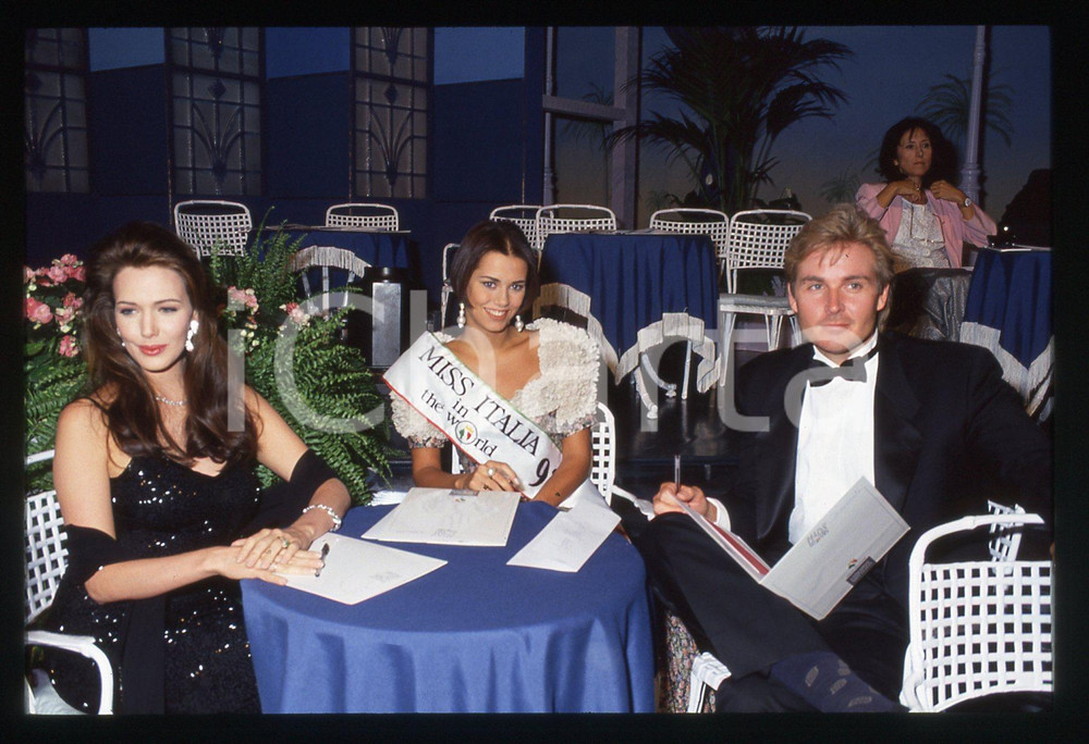 35mm vintage slide* 1993 MISS ITALIA Hunter TYLO Jeff TRACHTA Bianca GAGLIARDI 1  Diapositiva d'epoca, in formato 35 mm.Nella diapositiva compaiono Arianna David, Hunter Tylo e Jeff Trachta, in occasione della cinquantaquattresima edizione del concorso "Miss Italia", svoltasi a Salsomaggiore Terme (PR).CONDIZIONI: GOOD  Tutti i diritti riservati.E' severamente vietata la riproduzione. ICharta mette in vendita, sul negozio eBay e in esclusiva sul sito "icharta" il proprio archivio composto da numerose diapositive e negativi fotografici d'epoca, tutti originali e autentici, che attraversano la storia del costume italiano tra gli la fine degli anni Sessanta e Novanta.Si tratta di uno sguardo inedito sull'attualit&agrave;, la politica, la vita quotidiana, il gossip e la cultura, che fotografa il cambiamento della nazione in quest'ultimo scorcio del XX secolo. Un'occasione unica per il mercato del collezionismo, che vede finalmente disponibile un archivio eccezionale per vastit&agrave;, tematiche e condizioni, in un settore (il negativo fotografico e la diapositiva) di assoluta novit&agrave; e dalle interessanti prospettive di investimento.  originale e autentica 1