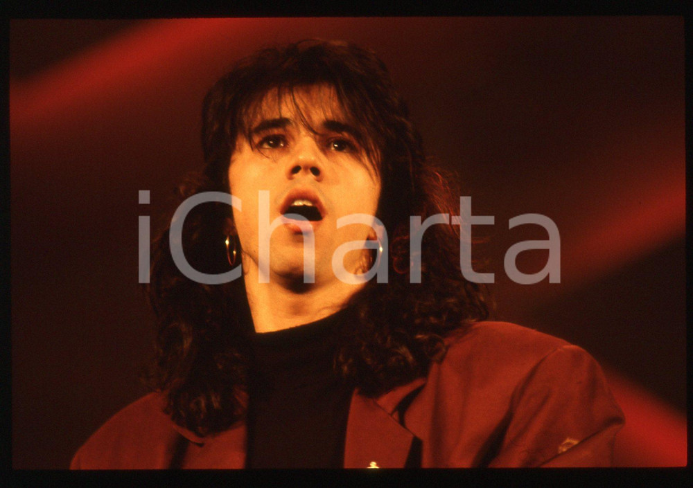 35mm vintage slide* 1988 FESTIVAL DI SANREMO Miki PORRU Ritratto del cantante 8  Diapositiva d'epoca, in formato 35 mm. CONDIZIONI: GOOD  Tutti i diritti riservati.E' severamente vietata la riproduzione. ICharta mette in vendita, sul negozio eBay e in esclusiva sul sito "icharta" il proprio archivio composto da numerose diapositive e negativi fotografici d'epoca, tutti originali e autentici, che attraversano la storia del costume italiano tra gli la fine degli anni Sessanta e Novanta.Si tratta di uno sguardo inedito sull'attualit&agrave;, la politica, la vita quotidiana, il gossip e la cultura, che fotografa il cambiamento della nazione in quest'ultimo scorcio del XX secolo. Un'occasione unica per il mercato del collezionismo, che vede finalmente disponibile un archivio eccezionale per vastit&agrave;, tematiche e condizioni, in un settore (il negativo fotografico e la diapositiva) di assoluta novit&agrave; e dalle interessanti prospettive di investimento.  originale e autentica 1