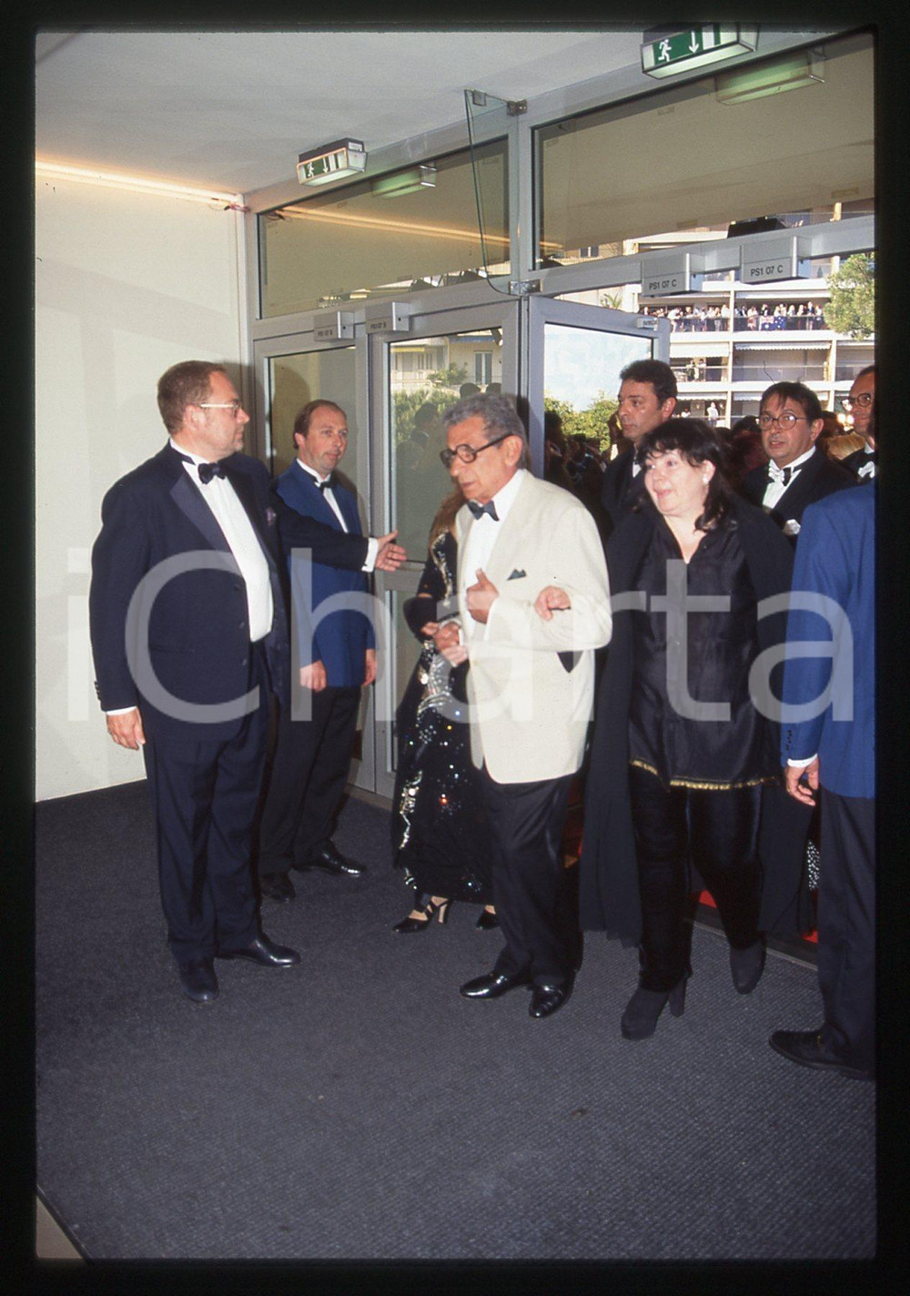 35mm vintage slide* 1997 CANNES Yusuf SHAHIN Arrivo al FESTIVAL DEL CINEMA (1)  Diapositiva d'epoca, in formato 35 mm.Nella diapositiva compare il regista egiziano Yusuf Shahin, insignito del Premio del Cinquantesimo Anniversario al Festival del Cinema di Cannes, nel 1997. CONDIZIONI: GOOD Tutti i diritti riservati.E' severamente vietata la riproduzione. ICharta mette in vendita, sul negozio eBay e in esclusiva sul sito "icharta" il proprio archivio composto da numerose diapositive e negativi fotografici d'epoca, tutti originali e autentici, che attraversano la storia del costume italiano tra gli la fine degli anni Sessanta e Novanta.Si tratta di uno sguardo inedito sull'attualit&agrave;, la politica, la vita quotidiana, il gossip e la cultura, che fotografa il cambiamento della nazione in quest'ultimo scorcio del XX secolo. Un'occasione unica per il mercato del collezionismo, che vede finalmente disponibile un archivio eccezionale per vastit&agrave;, tematiche e condizioni, in un settore (il negativo fotografico e la diapositiva) di assoluta novit&agrave; e dalle interessanti prospettive di investimento.  originale e autentica 1