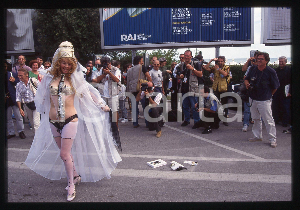 35mm vintage slide* 1996 VENEZIA MARIA SOLE Mara Vittoria SOLINAS in lingerie 9  Diapositiva d'epoca, in formato 35 mm.  CONDIZIONI: GOOD Tutti i diritti riservati.E' severamente vietata la riproduzione. ICharta mette in vendita, sul negozio eBay e in esclusiva sul sito "icharta" il proprio archivio composto da numerose diapositive e negativi fotografici d'epoca, tutti originali e autentici, che attraversano la storia del costume italiano tra gli la fine degli anni Sessanta e Novanta.Si tratta di uno sguardo inedito sull'attualit&agrave;, la politica, la vita quotidiana, il gossip e la cultura, che fotografa il cambiamento della nazione in quest'ultimo scorcio del XX secolo. Un'occasione unica per il mercato del collezionismo, che vede finalmente disponibile un archivio eccezionale per vastit&agrave;, tematiche e condizioni, in un settore (il negativo fotografico e la diapositiva) di assoluta novit&agrave; e dalle interessanti prospettive di investimento.  originale e autentica 1