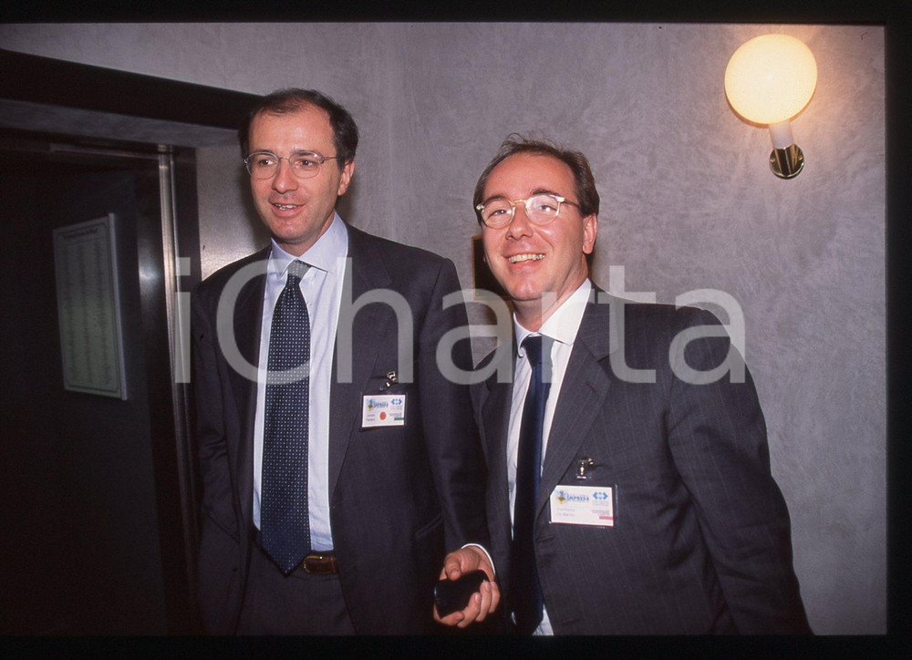 35mm vintage slide* 2000ca POSTE ITALIANE Corrado PASSERA Gianfranco DE MARCHI 1  Diapositiva d'epoca, in formato 35 mm. CONDIZIONI: GOOD  Tutti i diritti riservati.E' severamente vietata la riproduzione. ICharta mette in vendita, sul negozio eBay e in esclusiva sul sito "icharta" il proprio archivio composto da numerose diapositive e negativi fotografici d'epoca, tutti originali e autentici, che attraversano la storia del costume italiano tra gli la fine degli anni Sessanta e Novanta.Si tratta di uno sguardo inedito sull'attualit&agrave;, la politica, la vita quotidiana, il gossip e la cultura, che fotografa il cambiamento della nazione in quest'ultimo scorcio del XX secolo. Un'occasione unica per il mercato del collezionismo, che vede finalmente disponibile un archivio eccezionale per vastit&agrave;, tematiche e condizioni, in un settore (il negativo fotografico e la diapositiva) di assoluta novit&agrave; e dalle interessanti prospettive di investimento.  originale e autentica 1