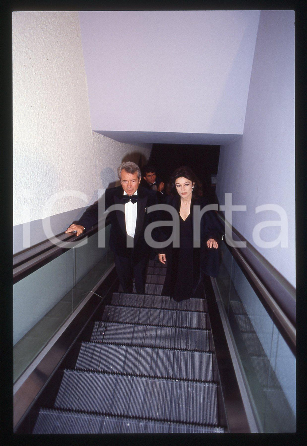 35mm vintage slide* 1990ca Anouk Aimée - arrivo al festival del cinema  Diapositiva originale d'epoca, in formato 35 mm. Tutti i diritti riservati.E' severamente vietata la riproduzione. ICharta mette in vendita, sul negozio eBay e in esclusiva sul sito "icharta" il proprio archivio composto da numerose diapositive e negativi fotografici d'epoca, tutti originali e autentici, che attraversano la storia del costume italiano tra gli la fine degli anni Sessanta e Novanta.Si tratta di uno sguardo inedito sull'attualità, la politica, la vita quotidiana, il gossip e la cultura, che fotografa il cambiamento della nazione in quest'ultimo scorcio del XX secolo. Un'occasione unica per il mercato del collezionismo, che vede finalmente disponibile un archivio eccezionale per vastità, tematiche e condizioni, in un settore (il negativo fotografico e la diapositiva) di assoluta novità e dalle interessanti prospettive di investimento. CONDIZIONI:FAIR/discretoFORMATO: 35mm originale e autentica 1