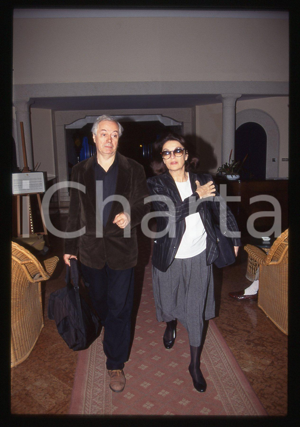 1990 LIDO DI VENEZIA Anouk Aimée all'Hotel Excelsior (1) 35mm vintage slide  Diapositiva originale d'epoca, in formato 35 mm. Tutti i diritti riservati.E' severamente vietata la riproduzione. ICharta mette in vendita, sul negozio eBay e in esclusiva sul sito "icharta" il proprio archivio composto da numerose diapositive e negativi fotografici d'epoca, tutti originali e autentici, che attraversano la storia del costume italiano tra gli la fine degli anni Sessanta e Novanta.Si tratta di uno sguardo inedito sull'attualità, la politica, la vita quotidiana, il gossip e la cultura, che fotografa il cambiamento della nazione in quest'ultimo scorcio del XX secolo. Un'occasione unica per il mercato del collezionismo, che vede finalmente disponibile un archivio eccezionale per vastità, tematiche e condizioni, in un settore (il negativo fotografico e la diapositiva) di assoluta novità e dalle interessanti prospettive di investimento. CONDIZIONI:FAIR/discretoFORMATO: 35mm originale e autentica 1