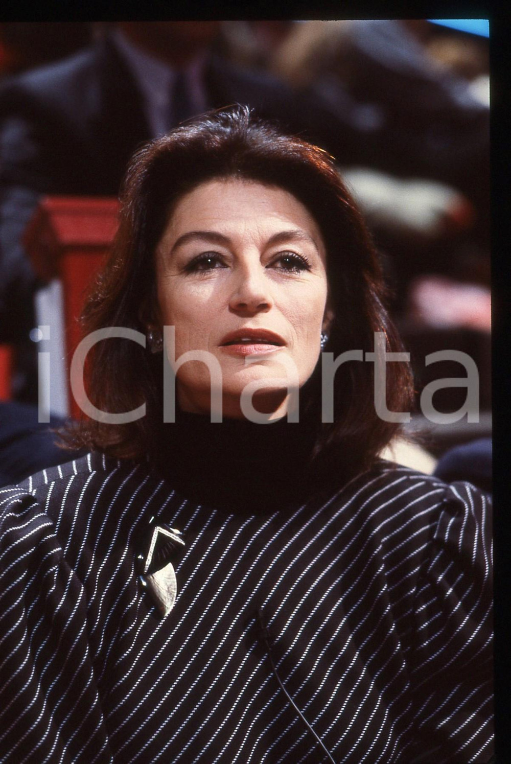 35mm vintage slide* 1985 PARIGI Anouk Aimée - Ritratto dell'attrice (27)  Diapositiva d'epoca, in formato 35 mm.  CONDIZIONI: GOOD Tutti i diritti riservati.E' severamente vietata la riproduzione. ICharta mette in vendita, sul negozio eBay e in esclusiva sul sito "icharta" il proprio archivio composto da numerose diapositive e negativi fotografici d'epoca, tutti originali e autentici, che attraversano la storia del costume italiano tra gli la fine degli anni Sessanta e Novanta.Si tratta di uno sguardo inedito sull'attualit&agrave;, la politica, la vita quotidiana, il gossip e la cultura, che fotografa il cambiamento della nazione in quest'ultimo scorcio del XX secolo. Un'occasione unica per il mercato del collezionismo, che vede finalmente disponibile un archivio eccezionale per vastit&agrave;, tematiche e condizioni, in un settore (il negativo fotografico e la diapositiva) di assoluta novit&agrave; e dalle interessanti prospettive di investimento.  originale e autentica 1