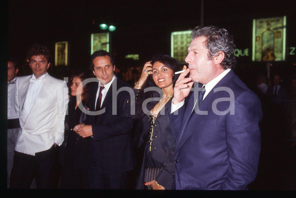 35mm vintage slide* 1990 ca CANNES Marcello MASTROIANNI Ritratto dell'attore 1  Diapositiva d'epoca, in formato 35 mm.  CONDIZIONI: GOOD Tutti i diritti riservati.E' severamente vietata la riproduzione. ICharta mette in vendita, sul negozio eBay e in esclusiva sul sito "icharta" il proprio archivio composto da numerose diapositive e negativi fotografici d'epoca, tutti originali e autentici, che attraversano la storia del costume italiano tra gli la fine degli anni Sessanta e Novanta.Si tratta di uno sguardo inedito sull'attualit&agrave;, la politica, la vita quotidiana, il gossip e la cultura, che fotografa il cambiamento della nazione in quest'ultimo scorcio del XX secolo. Un'occasione unica per il mercato del collezionismo, che vede finalmente disponibile un archivio eccezionale per vastit&agrave;, tematiche e condizioni, in un settore (il negativo fotografico e la diapositiva) di assoluta novit&agrave; e dalle interessanti prospettive di investimento.  originale e autentica 1