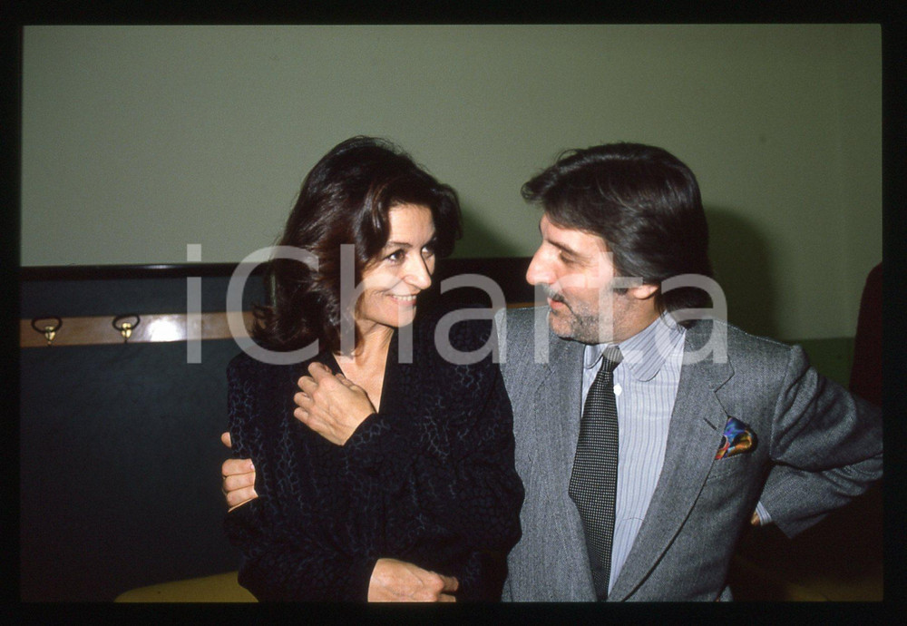 35mm vintage slide* 1983 RAI BLITZ Backstage Anouk Aimée Emanuel Ungaro  Diapositiva originale d'epoca, in formato 35 mm. Tutti i diritti riservati.E' severamente vietata la riproduzione. ICharta mette in vendita, sul negozio eBay e in esclusiva sul sito "icharta" il proprio archivio composto da numerose diapositive e negativi fotografici d'epoca, tutti originali e autentici, che attraversano la storia del costume italiano tra gli la fine degli anni Sessanta e Novanta.Si tratta di uno sguardo inedito sull'attualità, la politica, la vita quotidiana, il gossip e la cultura, che fotografa il cambiamento della nazione in quest'ultimo scorcio del XX secolo. Un'occasione unica per il mercato del collezionismo, che vede finalmente disponibile un archivio eccezionale per vastità, tematiche e condizioni, in un settore (il negativo fotografico e la diapositiva) di assoluta novità e dalle interessanti prospettive di investimento. CONDIZIONI:FAIR/discretoFORMATO: 35mm originale e autentica 1