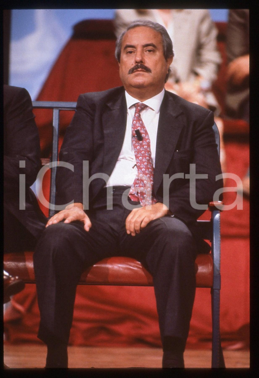 35mm vintage slide* 1991 CANALE 5 Giovanni FALCONE al MAURIZIO COSTANZO SHOW (1)  Diapositiva d'epoca, in formato 35 mm.Nella diapositiva compare Giovanni Falcone durante la puntata del Maurizio Costanzo Show andata in onda su Canale 5 il 26 settembre 1991. CONDIZIONI: GOOD Tutti i diritti riservati.E' severamente vietata la riproduzione. ICharta mette in vendita, sul negozio eBay e in esclusiva sul sito "icharta" il proprio archivio composto da numerose diapositive e negativi fotografici d'epoca, tutti originali e autentici, che attraversano la storia del costume italiano tra gli la fine degli anni Sessanta e Novanta.Si tratta di uno sguardo inedito sull'attualit&agrave;, la politica, la vita quotidiana, il gossip e la cultura, che fotografa il cambiamento della nazione in quest'ultimo scorcio del XX secolo. Un'occasione unica per il mercato del collezionismo, che vede finalmente disponibile un archivio eccezionale per vastit&agrave;, tematiche e condizioni, in un settore (il negativo fotografico e la diapositiva) di assoluta novit&agrave; e dalle interessanti prospettive di investimento.  originale e autentica 1
