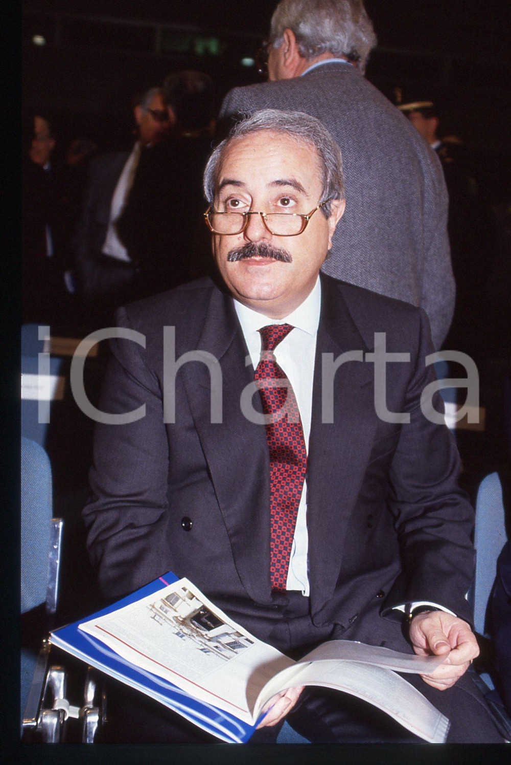 35mm vintage slide* 1990 ITALIA Giovanni FALCONE Convegno POLIZIA - Ritratto (7)  Diapositiva d'epoca, in formato 35 mm. CONDIZIONI: GOOD Tutti i diritti riservati.E' severamente vietata la riproduzione. ICharta mette in vendita, sul negozio eBay e in esclusiva sul sito "icharta" il proprio archivio composto da numerose diapositive e negativi fotografici d'epoca, tutti originali e autentici, che attraversano la storia del costume italiano tra gli la fine degli anni Sessanta e Novanta.Si tratta di uno sguardo inedito sull'attualit&agrave;, la politica, la vita quotidiana, il gossip e la cultura, che fotografa il cambiamento della nazione in quest'ultimo scorcio del XX secolo. Un'occasione unica per il mercato del collezionismo, che vede finalmente disponibile un archivio eccezionale per vastit&agrave;, tematiche e condizioni, in un settore (il negativo fotografico e la diapositiva) di assoluta novit&agrave; e dalle interessanti prospettive di investimento.  originale e autentica 1