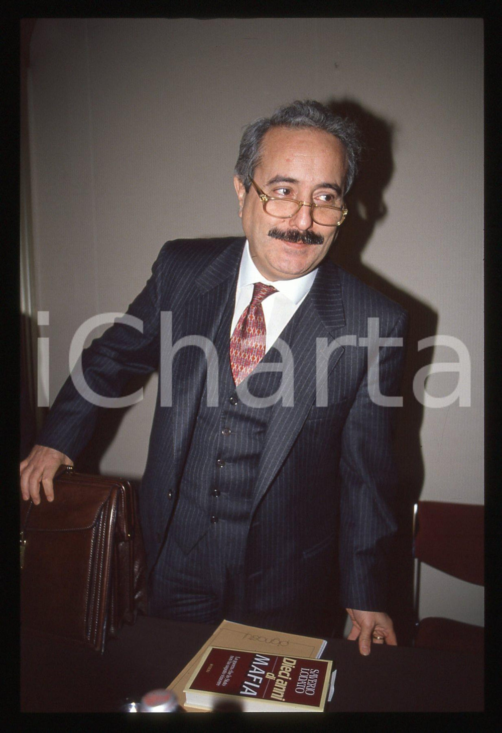 35mm vintage slide* 1990 ROMA Giovanni FALCONE presenta "DIECI ANNI DI MAFIA" 3  Diapositiva d'epoca, in formato 35 mm.Nella diapositiva compare Giovanni Falcone, in occasione della presentazione del libro di Saverio Lodato "Dieci anni di mafia", tenutasi a Roma il 10 aprile 1990.CONDIZIONI: GOOD  Tutti i diritti riservati.E' severamente vietata la riproduzione. ICharta mette in vendita, sul negozio eBay e in esclusiva sul sito "icharta" il proprio archivio composto da numerose diapositive e negativi fotografici d'epoca, tutti originali e autentici, che attraversano la storia del costume italiano tra gli la fine degli anni Sessanta e Novanta.Si tratta di uno sguardo inedito sull'attualit&agrave;, la politica, la vita quotidiana, il gossip e la cultura, che fotografa il cambiamento della nazione in quest'ultimo scorcio del XX secolo. Un'occasione unica per il mercato del collezionismo, che vede finalmente disponibile un archivio eccezionale per vastit&agrave;, tematiche e condizioni, in un settore (il negativo fotografico e la diapositiva) di assoluta novit&agrave; e dalle interessanti prospettive di investimento.  originale e autentica 1