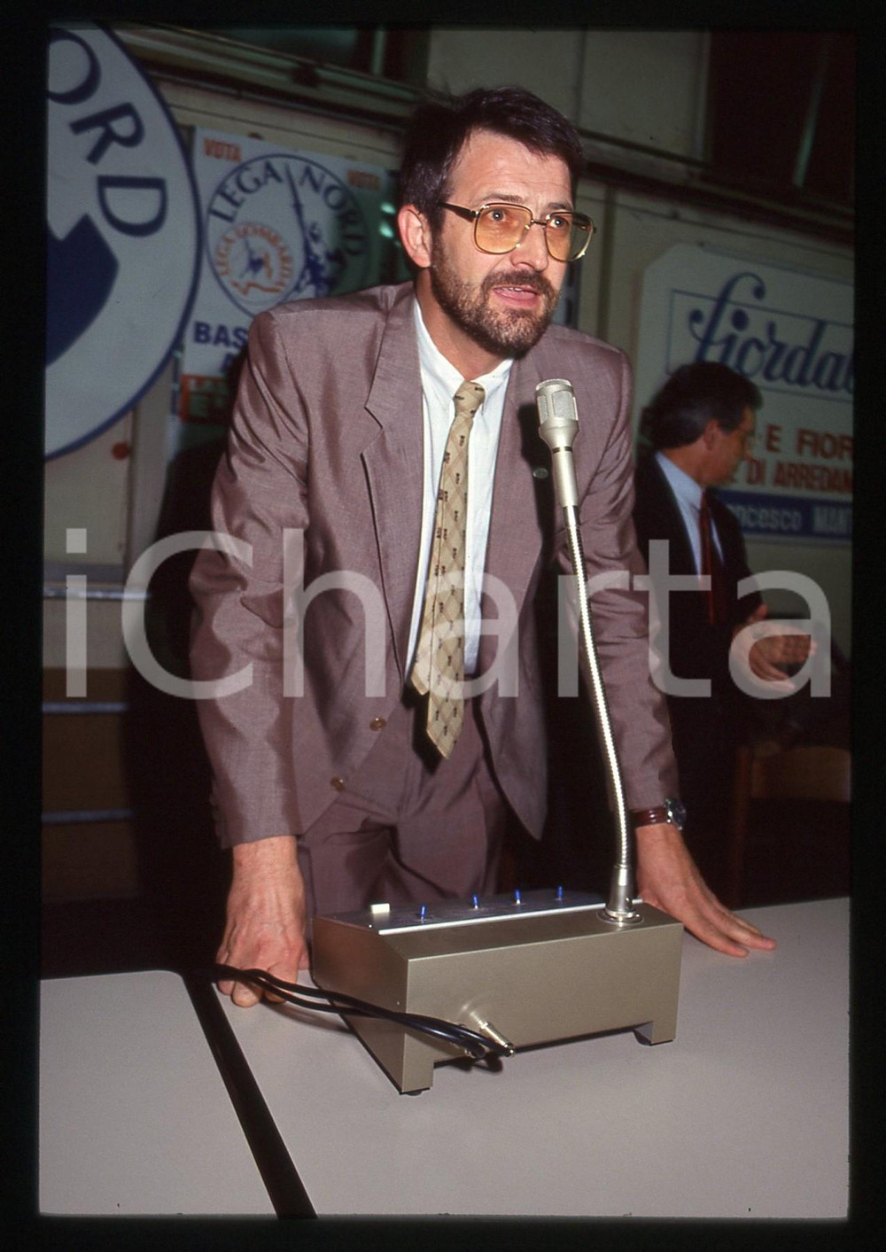 35mm vintage slide* 1992 MANTOVA Uber ANGHINONI Comizio LEGA NORD - Ritratto *1  Diapositiva d'epoca, in formato 35 mm. CONDIZIONI: GOOD  Tutti i diritti riservati.E' severamente vietata la riproduzione. ICharta mette in vendita, sul negozio eBay e in esclusiva sul sito "icharta" il proprio archivio composto da numerose diapositive e negativi fotografici d'epoca, tutti originali e autentici, che attraversano la storia del costume italiano tra gli la fine degli anni Sessanta e Novanta.Si tratta di uno sguardo inedito sull'attualit&agrave;, la politica, la vita quotidiana, il gossip e la cultura, che fotografa il cambiamento della nazione in quest'ultimo scorcio del XX secolo. Un'occasione unica per il mercato del collezionismo, che vede finalmente disponibile un archivio eccezionale per vastit&agrave;, tematiche e condizioni, in un settore (il negativo fotografico e la diapositiva) di assoluta novit&agrave; e dalle interessanti prospettive di investimento.  originale e autentica 1