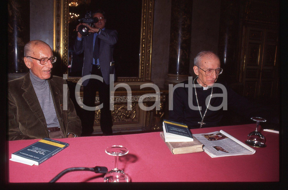 35mm vintage slide* 1995 MILANO Indro MONTANELLI Cardinale Ersilio TONINI (2)  Diapositiva d'epoca, in formato 35 mm. Nella diapositiva compaiono Indro Montanelli e il cardinale Ersilio Tonini, in occasione della presentazione del libro di Giancarlo Mazzucca "Indro Montanelli: la mia 'Voce'", a Milano. CONDIZIONI: GOOD Tutti i diritti riservati.E' severamente vietata la riproduzione. ICharta mette in vendita, sul negozio eBay e in esclusiva sul sito "icharta" il proprio archivio composto da numerose diapositive e negativi fotografici d'epoca, tutti originali e autentici, che attraversano la storia del costume italiano tra gli la fine degli anni Sessanta e Novanta.Si tratta di uno sguardo inedito sull'attualit&agrave;, la politica, la vita quotidiana, il gossip e la cultura, che fotografa il cambiamento della nazione in quest'ultimo scorcio del XX secolo. Un'occasione unica per il mercato del collezionismo, che vede finalmente disponibile un archivio eccezionale per vastit&agrave;, tematiche e condizioni, in un settore (il negativo fotografico e la diapositiva) di assoluta novit&agrave; e dalle interessanti prospettive di investimento.  originale e autentica 1