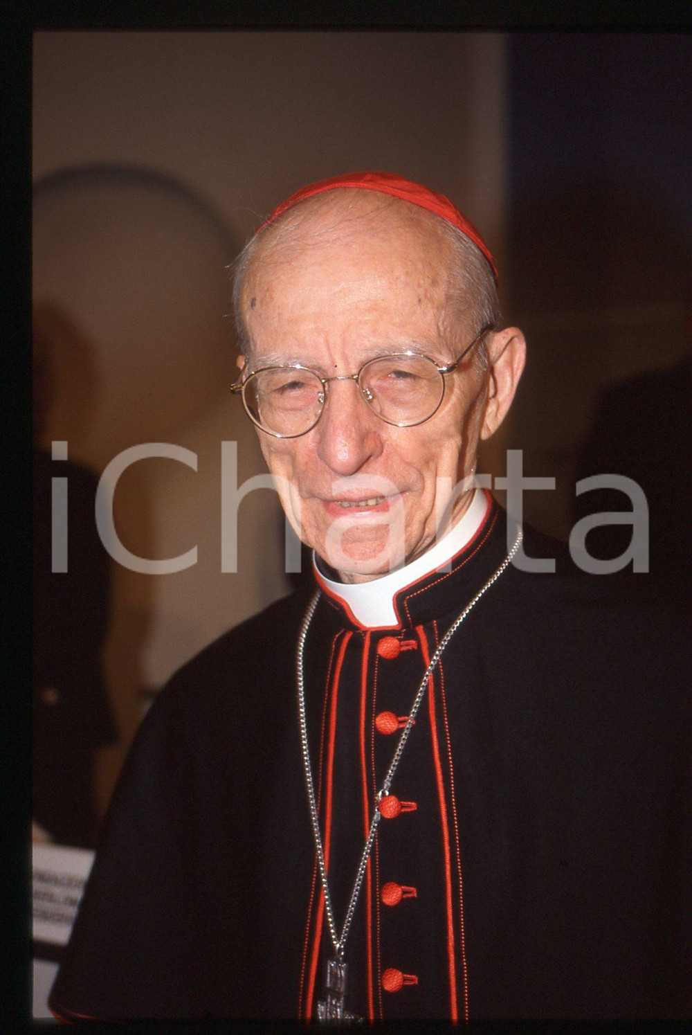 35mm vintage slide* 1997 RIMINI Ersilio TONINI Evento IL DAIMON DEL BENESSERE 1  Diapositiva d'epoca, in formato 35 mm.Nella diapositiva compaiono il cardinale Ersilio Tonini in occasione del convegno "Il daimon del benessere. Sanit&agrave;, servizi, previdenza tra Stato, mercato e non-profit", promosso dal Centro ricerche Pio Manz&ugrave; e dal Gruppo sanitario Villa Maria e svoltosi dal 18 al 21 ottobre 1997 presso il Centro grand'incontri del Grand Hotel Rimini.  CONDIZIONI: GOOD Tutti i diritti riservati.E' severamente vietata la riproduzione. ICharta mette in vendita, sul negozio eBay e in esclusiva sul sito "icharta" il proprio archivio composto da numerose diapositive e negativi fotografici d'epoca, tutti originali e autentici, che attraversano la storia del costume italiano tra gli la fine degli anni Sessanta e Novanta.Si tratta di uno sguardo inedito sull'attualit&agrave;, la politica, la vita quotidiana, il gossip e la cultura, che fotografa il cambiamento della nazione in quest'ultimo scorcio del XX secolo. Un'occasione unica per il mercato del collezionismo, che vede finalmente disponibile un archivio eccezionale per vastit&agrave;, tematiche e condizioni, in un settore (il negativo fotografico e la diapositiva) di assoluta novit&agrave; e dalle interessanti prospettive di investimento.  originale e autentica 1