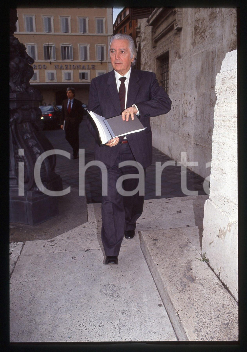 35mm vintage slide* 1990 ca ROMA Luciano RADI a Palazzo Montecitorio - DC (1)  Diapositiva d'epoca, in formato 35 mm.  CONDIZIONI: GOOD Tutti i diritti riservati.E' severamente vietata la riproduzione. ICharta mette in vendita, sul negozio eBay e in esclusiva sul sito "icharta" il proprio archivio composto da numerose diapositive e negativi fotografici d'epoca, tutti originali e autentici, che attraversano la storia del costume italiano tra gli la fine degli anni Sessanta e Novanta.Si tratta di uno sguardo inedito sull'attualit&agrave;, la politica, la vita quotidiana, il gossip e la cultura, che fotografa il cambiamento della nazione in quest'ultimo scorcio del XX secolo. Un'occasione unica per il mercato del collezionismo, che vede finalmente disponibile un archivio eccezionale per vastit&agrave;, tematiche e condizioni, in un settore (il negativo fotografico e la diapositiva) di assoluta novit&agrave; e dalle interessanti prospettive di investimento.  originale e autentica 1