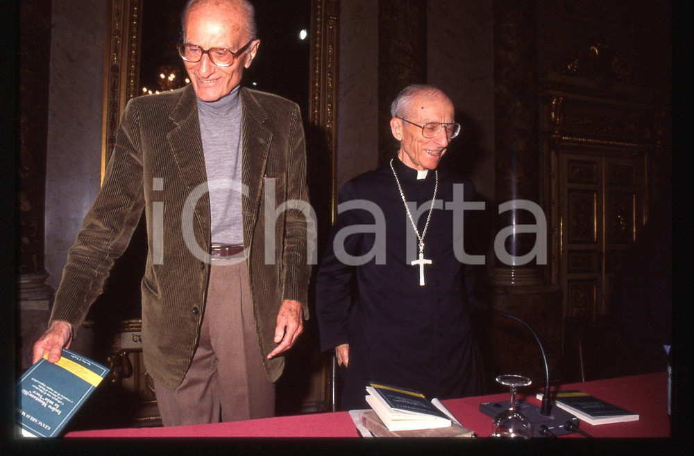 35mm vintage slide* 1995 MILANO Indro MONTANELLI Cardinale Ersilio TONINI (6)  Diapositiva d'epoca, in formato 35 mm. Nella diapositiva compaiono Indro Montanelli e il cardinale Ersilio Tonini, in occasione della presentazione del libro di Giancarlo Mazzucca "Indro Montanelli: la mia 'Voce'", a Milano. CONDIZIONI: GOOD Tutti i diritti riservati.E' severamente vietata la riproduzione. ICharta mette in vendita, sul negozio eBay e in esclusiva sul sito "icharta" il proprio archivio composto da numerose diapositive e negativi fotografici d'epoca, tutti originali e autentici, che attraversano la storia del costume italiano tra gli la fine degli anni Sessanta e Novanta.Si tratta di uno sguardo inedito sull'attualit&agrave;, la politica, la vita quotidiana, il gossip e la cultura, che fotografa il cambiamento della nazione in quest'ultimo scorcio del XX secolo. Un'occasione unica per il mercato del collezionismo, che vede finalmente disponibile un archivio eccezionale per vastit&agrave;, tematiche e condizioni, in un settore (il negativo fotografico e la diapositiva) di assoluta novit&agrave; e dalle interessanti prospettive di investimento.  originale e autentica 1