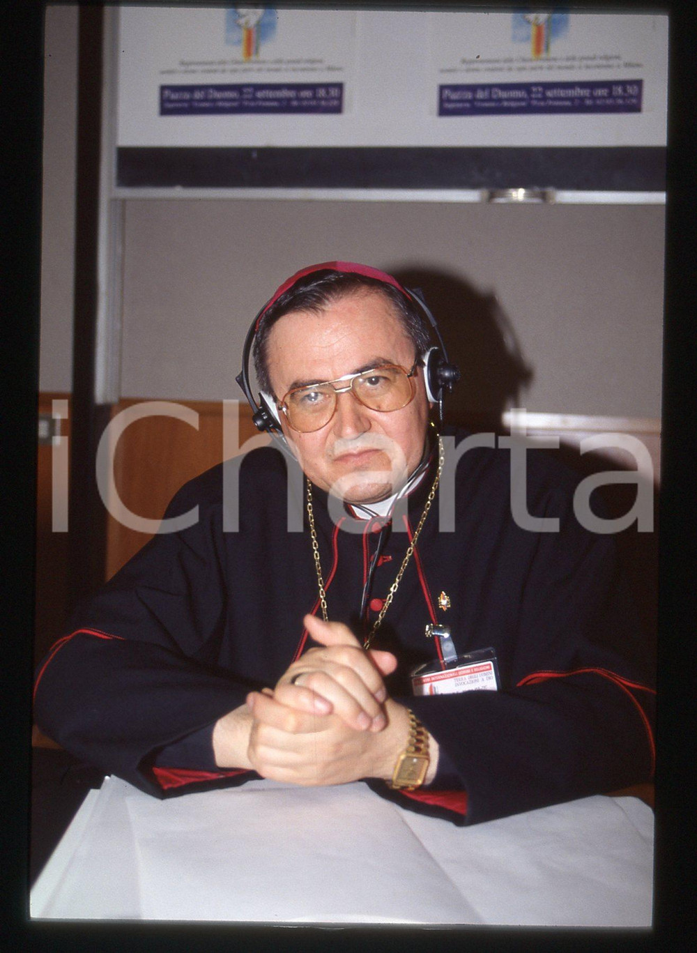 35mm vintage slide* 1993 MILANO Arcivescovo Vinko Puljić Meeting per la pace 2  Diapositiva d'epoca, in formato 35 mm. Nella diapositiva compare l'arcivescovo di Sarajevo Vinko Puljić ospite del VII Meeting Internazionale Interreligioso per la Pace dal titolo "Terra degli uomini, invocazioni a Dio", organizzato dalla Comunità di Sant'Egidio e svoltosi tra il 19 e il 22 settembre 1993 a Milano. Tutti i diritti riservati.E' severamente vietata la riproduzione. ICharta mette in vendita, sul negozio eBay e in esclusiva sul sito "icharta" il proprio archivio composto da numerose diapositive e negativi fotografici d'epoca, tutti originali e autentici, che attraversano la storia del costume italiano tra gli la fine degli anni Sessanta e Novanta.Si tratta di uno sguardo inedito sull'attualità, la politica, la vita quotidiana, il gossip e la cultura, che fotografa il cambiamento della nazione in quest'ultimo scorcio del XX secolo. Un'occasione unica per il mercato del collezionismo, che vede finalmente disponibile un archivio eccezionale per vastità, tematiche e condizioni, in un settore (il negativo fotografico e la diapositiva) di assoluta novità e dalle interessanti prospettive di investimento. CONDIZIONI:FAIR/discretoFORMATO: 35mm originale e autentica 1