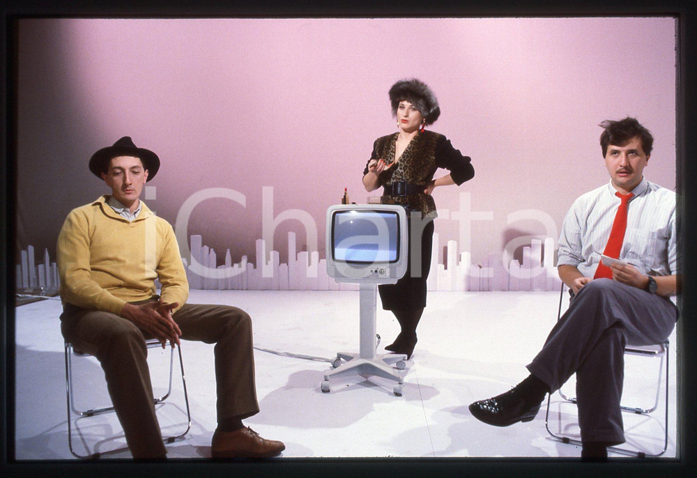35mm vintage slide* 1985 ca TEATRO - MAGAZZINI CRIMINALI Marion D'AMBURGO (1)  Diapositiva d'epoca, in formato 35 mm.Nella diapositiva compaiono Sandro Lombardi e Federico Tiezzi. CONDIZIONI: GOOD Tutti i diritti riservati.E' severamente vietata la riproduzione. ICharta mette in vendita, sul negozio eBay e in esclusiva sul sito "icharta" il proprio archivio composto da numerose diapositive e negativi fotografici d'epoca, tutti originali e autentici, che attraversano la storia del costume italiano tra gli la fine degli anni Sessanta e Novanta.Si tratta di uno sguardo inedito sull'attualit&agrave;, la politica, la vita quotidiana, il gossip e la cultura, che fotografa il cambiamento della nazione in quest'ultimo scorcio del XX secolo. Un'occasione unica per il mercato del collezionismo, che vede finalmente disponibile un archivio eccezionale per vastit&agrave;, tematiche e condizioni, in un settore (il negativo fotografico e la diapositiva) di assoluta novit&agrave; e dalle interessanti prospettive di investimento.  originale e autentica 1