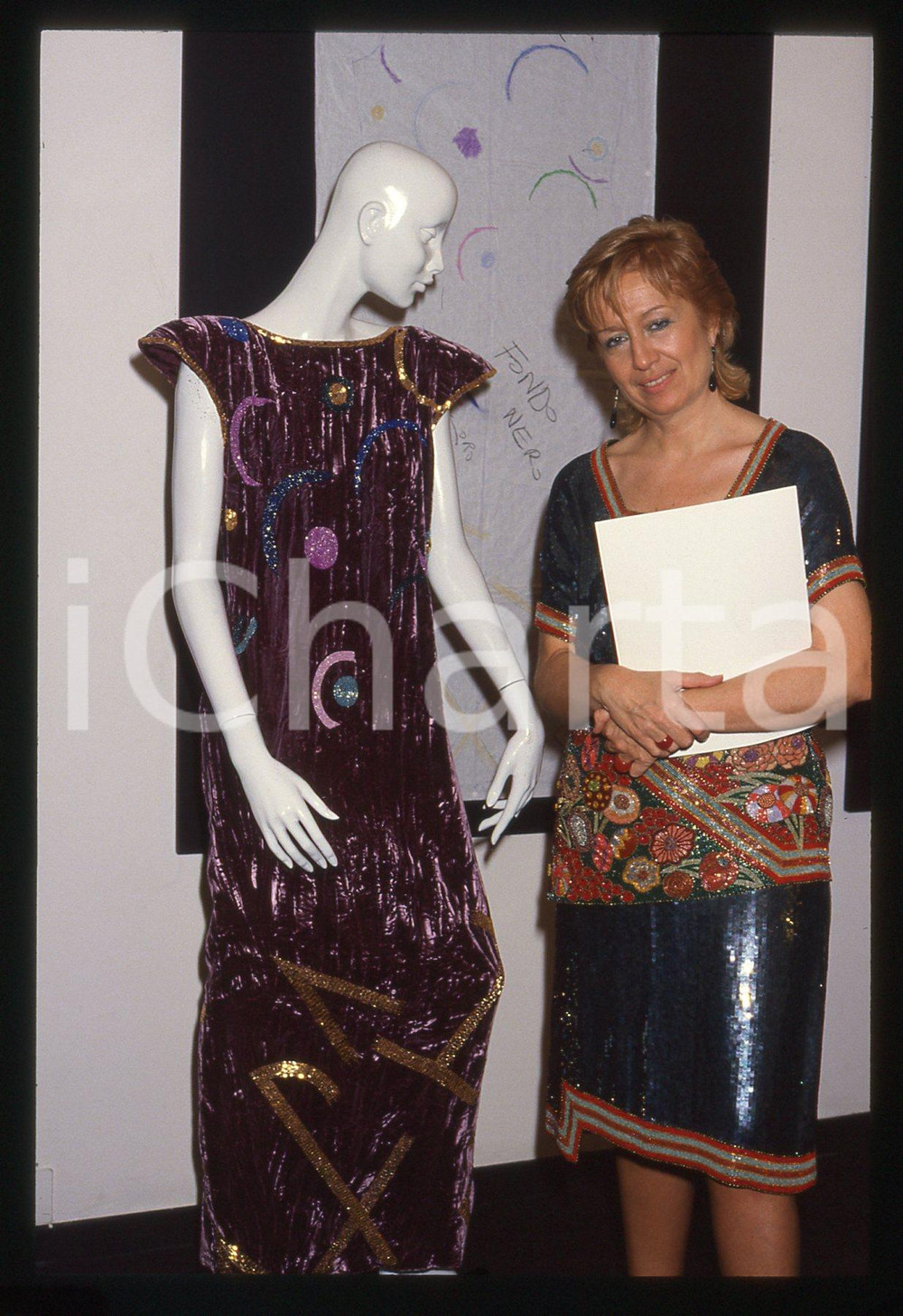 35mm vintage slide* 1990 ca COSTUME Giulia PANICHI PIGNATELLI - Evento MODA (4)  Diapositiva d'epoca, in formato 35 mm. CONDIZIONI: GOOD Tutti i diritti riservati.E' severamente vietata la riproduzione. ICharta mette in vendita, sul negozio eBay e in esclusiva sul sito "icharta" il proprio archivio composto da numerose diapositive e negativi fotografici d'epoca, tutti originali e autentici, che attraversano la storia del costume italiano tra gli la fine degli anni Sessanta e Novanta.Si tratta di uno sguardo inedito sull'attualit&agrave;, la politica, la vita quotidiana, il gossip e la cultura, che fotografa il cambiamento della nazione in quest'ultimo scorcio del XX secolo. Un'occasione unica per il mercato del collezionismo, che vede finalmente disponibile un archivio eccezionale per vastit&agrave;, tematiche e condizioni, in un settore (il negativo fotografico e la diapositiva) di assoluta novit&agrave; e dalle interessanti prospettive di investimento.  originale e autentica 1