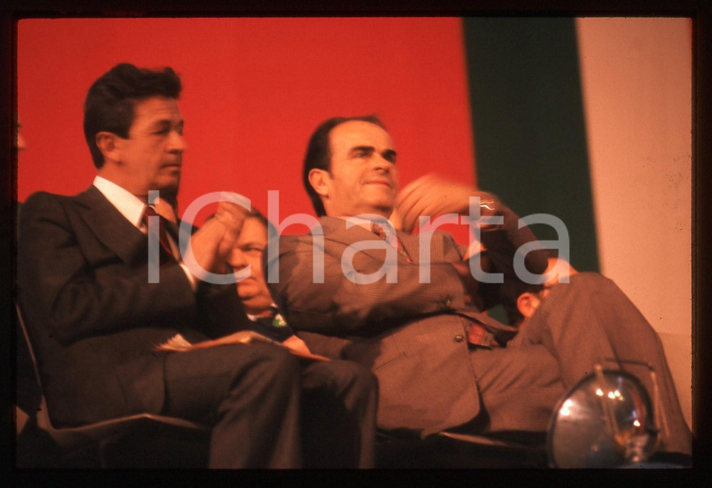 35mm vintage slide* 1976 PANTIN Enrico BERLINGUER Georges MARCHAIS - PCI PCF (2)  Diapositiva d'epoca, in formato 35 mm.Nella diapositiva compaiono Enrico Berlinguer e Georges Marchais, segretari dei Partiti Comunisti Italiano e Francese, in occasione di un meeting sull'eurocomunismo intitolato "Le democratie et le socialisme pour une Europe de paix et de progres", tenutosi a Pantin, in Francia.  CONDIZIONI: GOODTutti i diritti riservati.E' severamente vietata la riproduzione. ICharta mette in vendita, sul negozio eBay e in esclusiva sul sito "icharta" il proprio archivio composto da numerose diapositive e negativi fotografici d'epoca, tutti originali e autentici, che attraversano la storia del costume italiano tra gli la fine degli anni Sessanta e Novanta.Si tratta di uno sguardo inedito sull'attualit&agrave;, la politica, la vita quotidiana, il gossip e la cultura, che fotografa il cambiamento della nazione in quest'ultimo scorcio del XX secolo. Un'occasione unica per il mercato del collezionismo, che vede finalmente disponibile un archivio eccezionale per vastit&agrave;, tematiche e condizioni, in un settore (il negativo fotografico e la diapositiva) di assoluta novit&agrave; e dalle interessanti prospettive di investimento.  originale e autentica 1