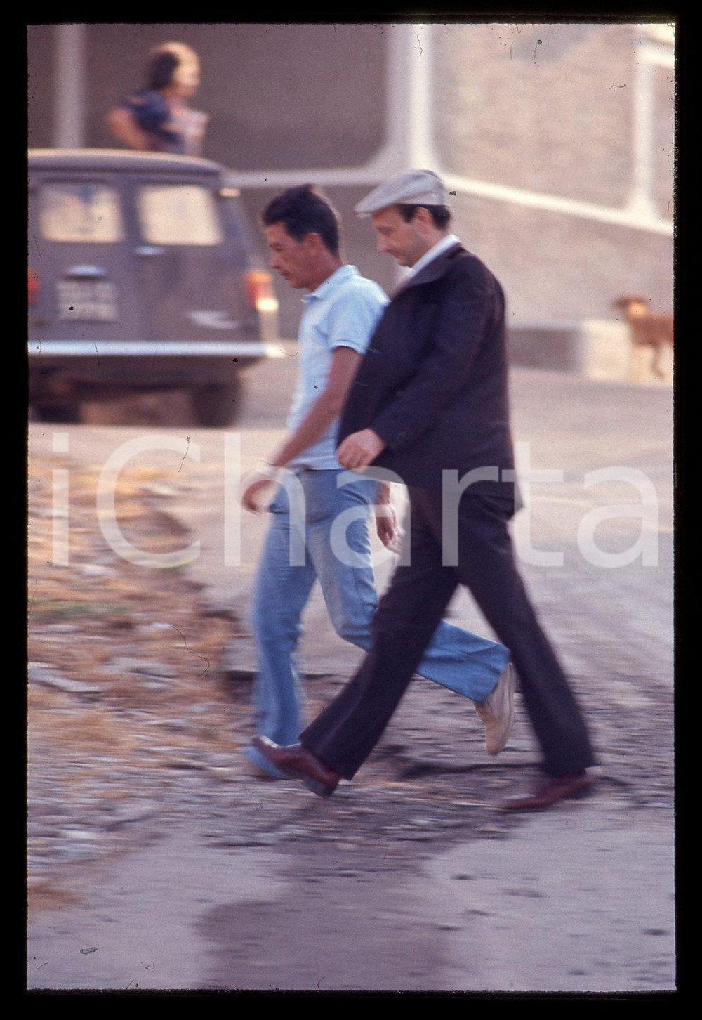 35mm vintage slide* 1974 STINTINO Enrico BERLINGUER paparazzato in vacanza PCI 2  Diapositiva d'epoca, in formato 35 mm.  CONDIZIONI: FAIR (segni superficiale nella parte centrale e superiore)Tutti i diritti riservati.E' severamente vietata la riproduzione. ICharta mette in vendita, sul negozio eBay e in esclusiva sul sito "icharta" il proprio archivio composto da numerose diapositive e negativi fotografici d'epoca, tutti originali e autentici, che attraversano la storia del costume italiano tra gli la fine degli anni Sessanta e Novanta.Si tratta di uno sguardo inedito sull'attualit&agrave;, la politica, la vita quotidiana, il gossip e la cultura, che fotografa il cambiamento della nazione in quest'ultimo scorcio del XX secolo. Un'occasione unica per il mercato del collezionismo, che vede finalmente disponibile un archivio eccezionale per vastit&agrave;, tematiche e condizioni, in un settore (il negativo fotografico e la diapositiva) di assoluta novit&agrave; e dalle interessanti prospettive di investimento.  originale e autentica 1