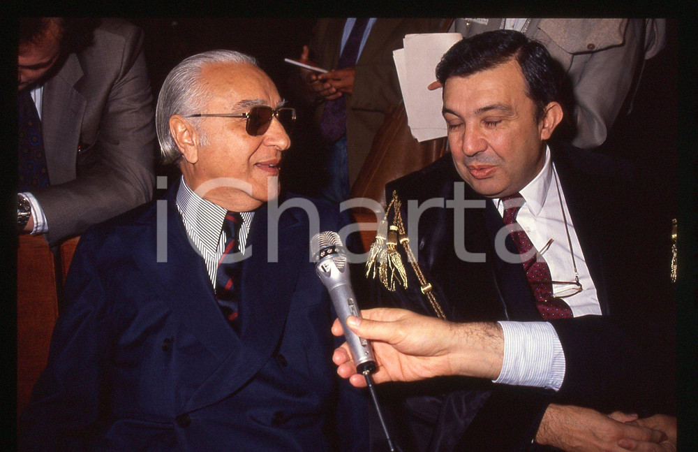 35mm vintage slide* 1992 MILANO Umberto ORTOLANI Processo BANCO AMBROSIANO (9)  Diapositiva d'epoca, in formato 35 mm.Nella diapositiva compare il finanziere Umberto Ortolani, in occasione di una seduta del processo per il crack del Banco Ambrosiano, tenutasi presso il Tribunale di Milano nell'aprile 1992.CONDIZIONI: GOODTutti i diritti riservati.E' severamente vietata la riproduzione. ICharta mette in vendita, sul negozio eBay e in esclusiva sul sito "icharta" il proprio archivio composto da numerose diapositive e negativi fotografici d'epoca, tutti originali e autentici, che attraversano la storia del costume italiano tra gli la fine degli anni Sessanta e Novanta.Si tratta di uno sguardo inedito sull'attualit&agrave;, la politica, la vita quotidiana, il gossip e la cultura, che fotografa il cambiamento della nazione in quest'ultimo scorcio del XX secolo. Un'occasione unica per il mercato del collezionismo, che vede finalmente disponibile un archivio eccezionale per vastit&agrave;, tematiche e condizioni, in un settore (il negativo fotografico e la diapositiva) di assoluta novit&agrave; e dalle interessanti prospettive di investimento. GOOD/buono   originale e autentica 1