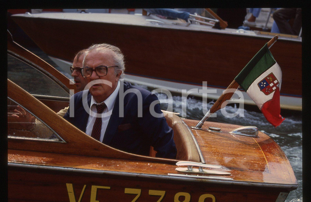 Fotografia d epoca originale 35mm vintage slide 1983 VENEZIA Federico FELLINI in motoscafo  Ritratto 1 1