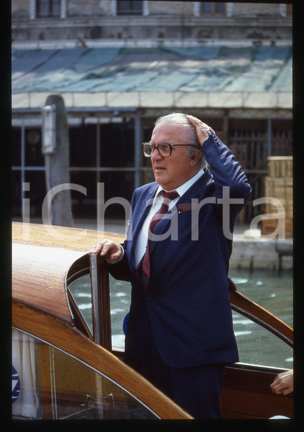 Fotografia d epoca originale 35mm vintage slide 1983 VENEZIA Federico FELLINI in motoscafo  Ritratto 2 1
