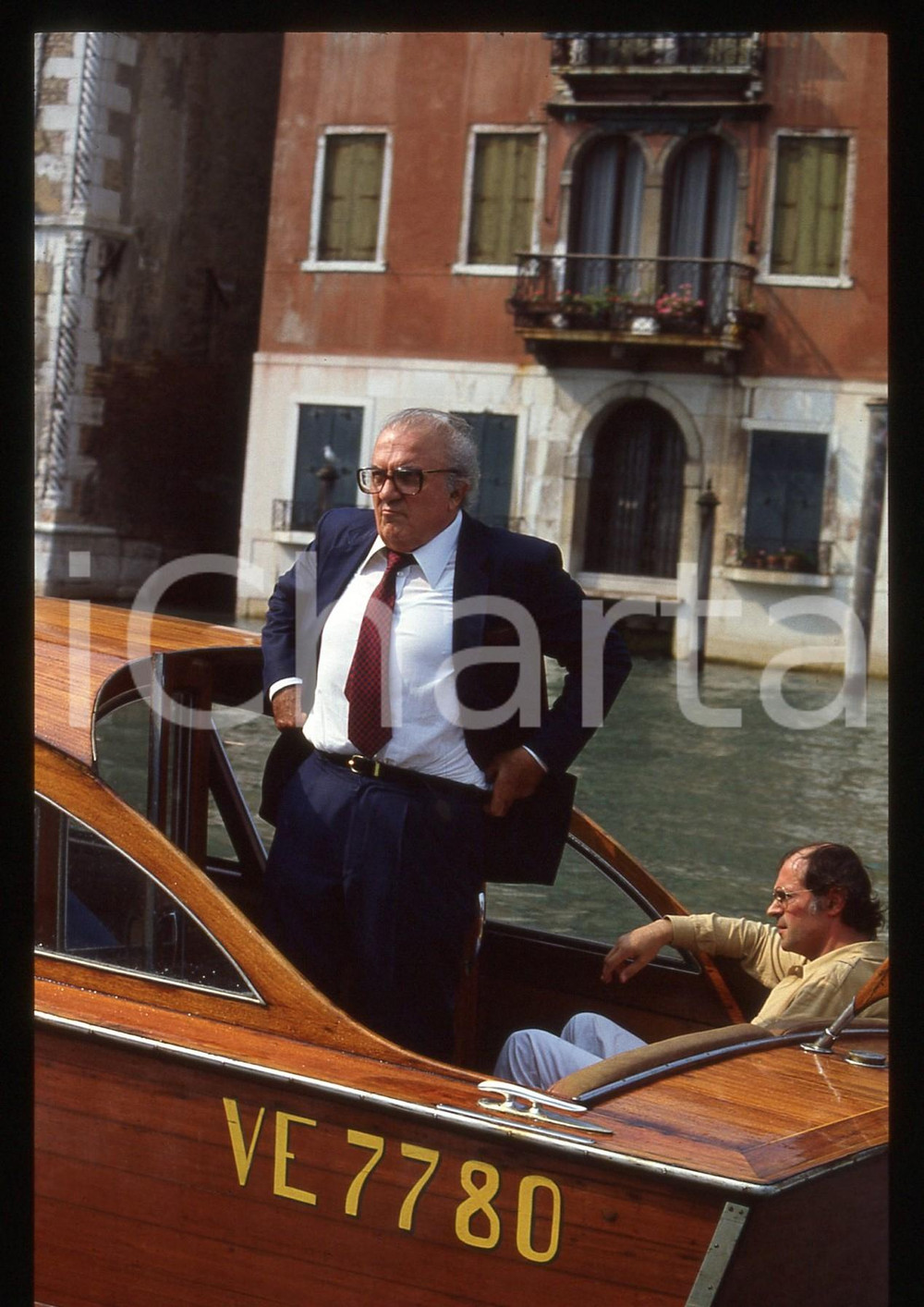 Fotografia d epoca originale 35mm vintage slide 1983 VENEZIA Federico FELLINI in motoscafo  Ritratto 3 1