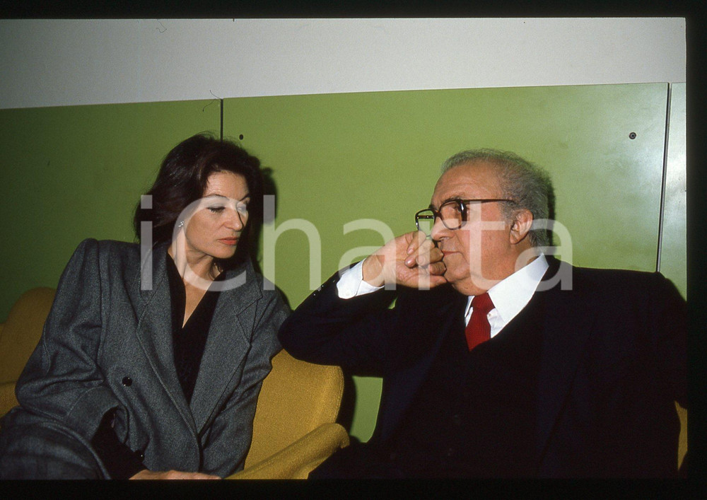 Fotografia d epoca originale 35mm vintage slide 1983 RAI 2 Federico FELLINI Anouk Aimée Backstage BLITZ 2 1