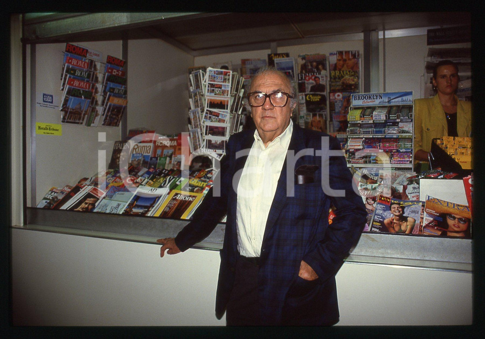 Fotografia d epoca originale 35mm vintage slide 1990ca ROMA Federico FELLINI davanti a un edicola Ritratto 1 1