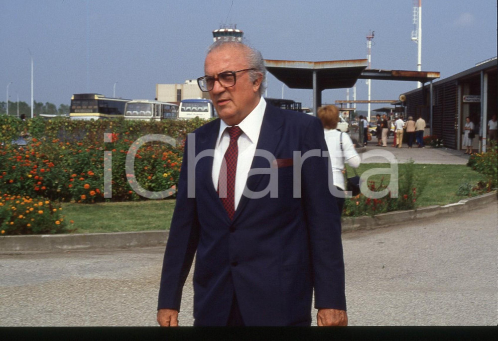 Fotografia d epoca originale 35mm vintage slide 1985 ca CINEMA Federico FELLINI in aeroporto  Ritratto 3 1