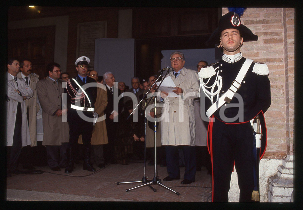 Fotografia d epoca originale 35mm vintage slide 1993 RIMINI Sergio ZAVOLI  Funerale di Federico FELLINI 6 1